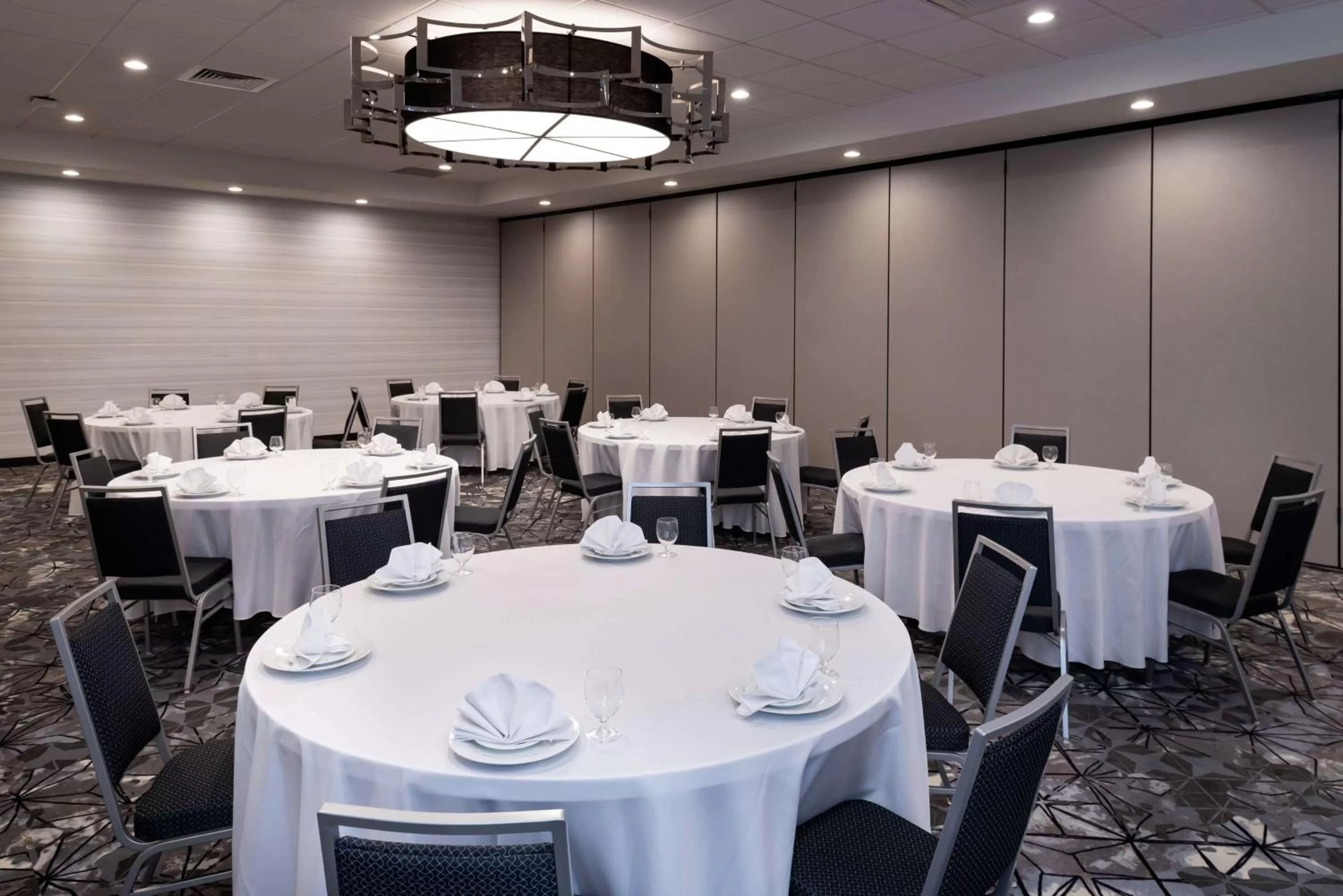 Dining area in Hilton Garden Inn Columbia Downtown
