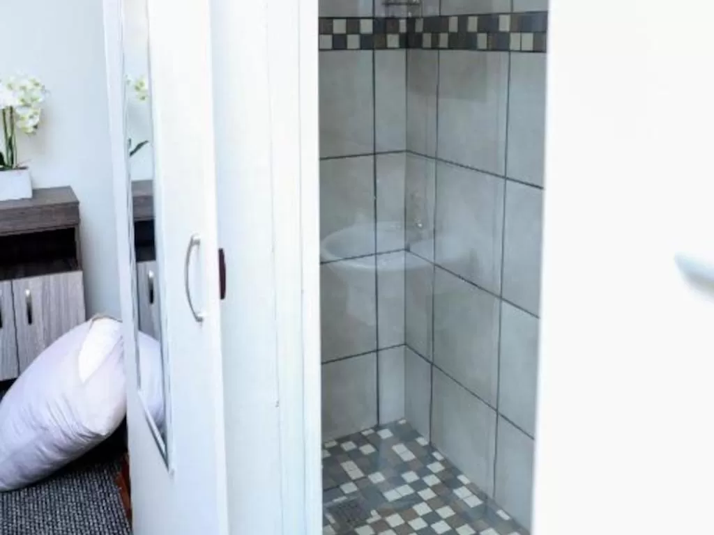 Shower in Morning flair Bed and Breakfast