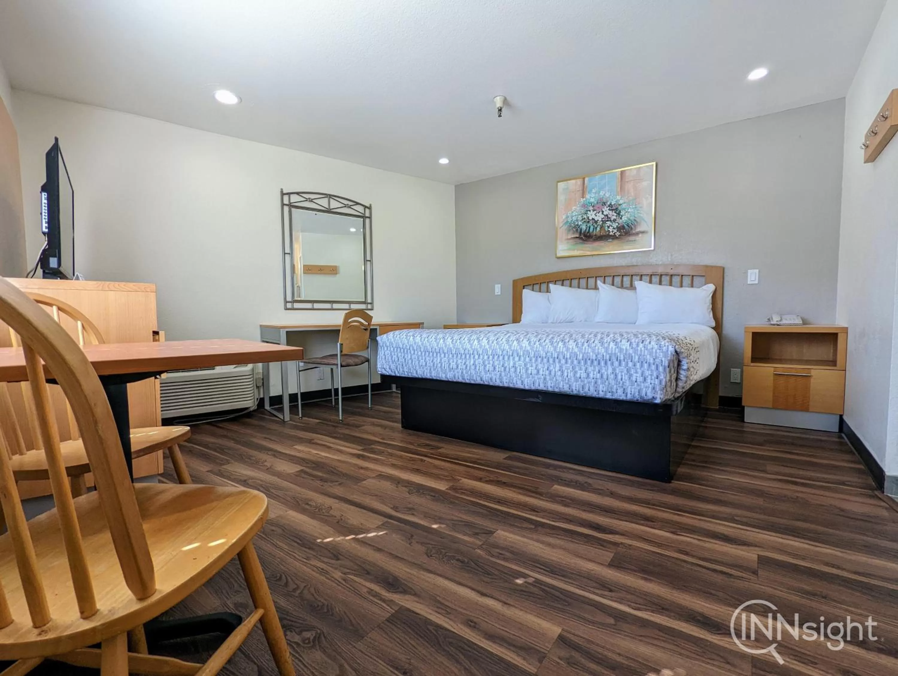 Photo of the whole room, Bed in Royal Inn