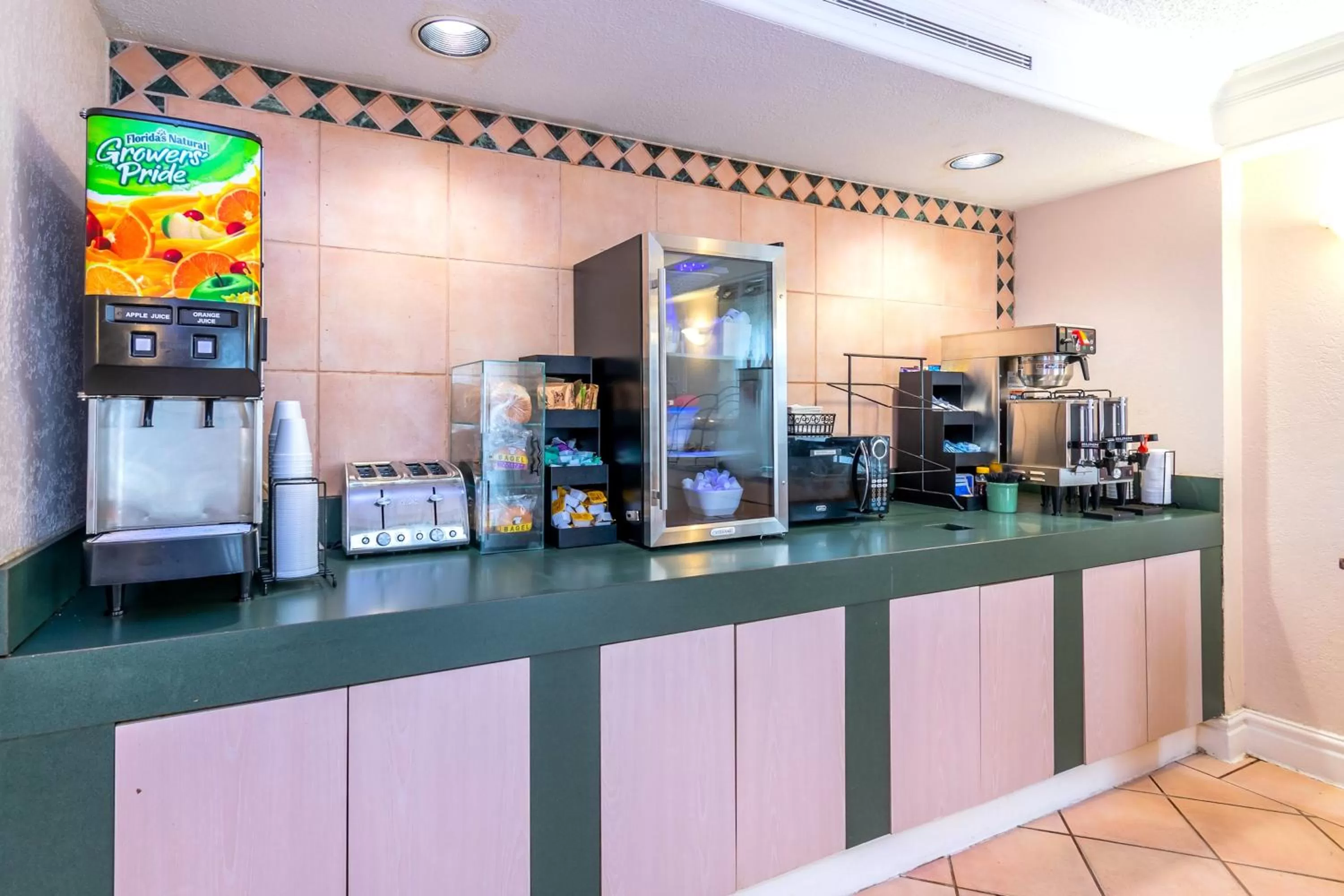 Coffee/tea facilities in La Quinta Inn by Wyndham Clute Lake Jackson