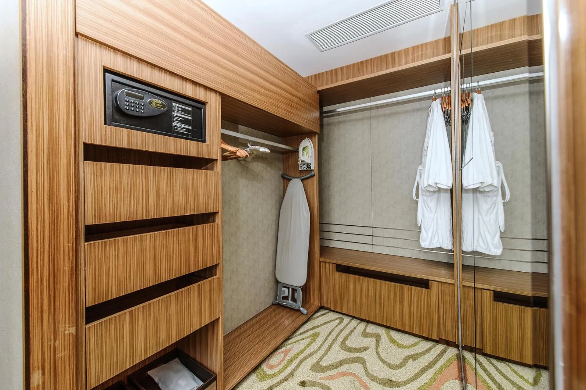 wardrobe in Mission Hills Hotel Resorts Dongguan
