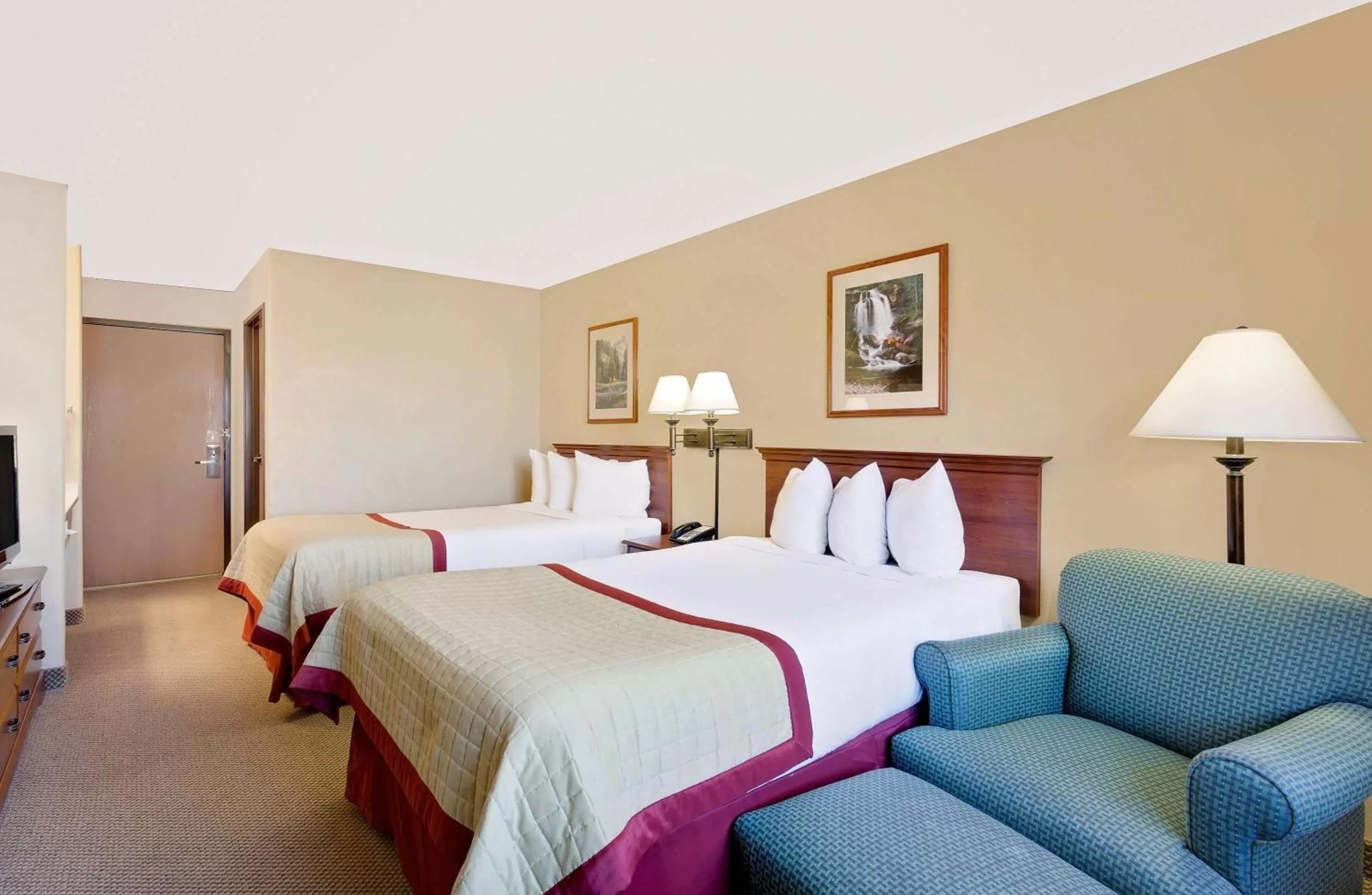 Photo of the whole room in Pinedale Hotel & Suites