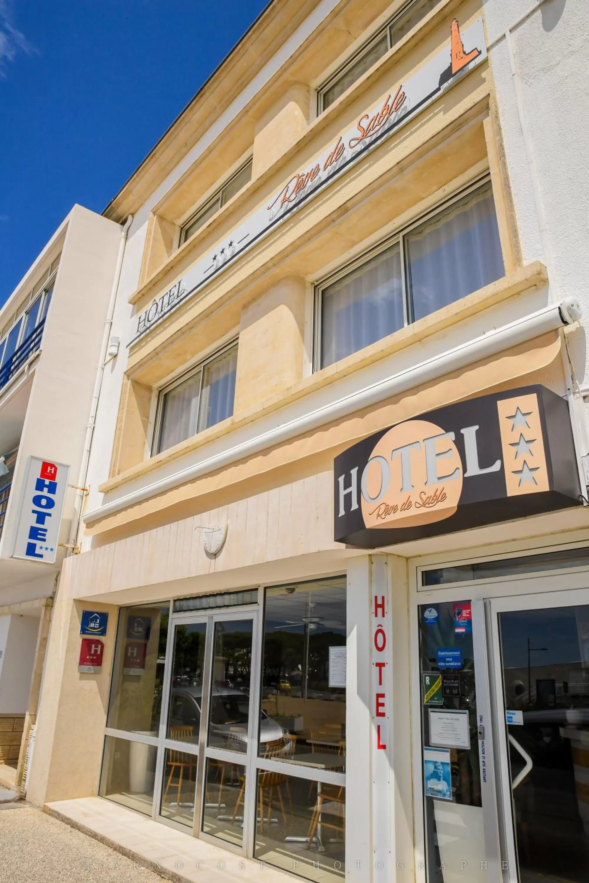 Facade/entrance in Logis Hôtel Rêve de Sable