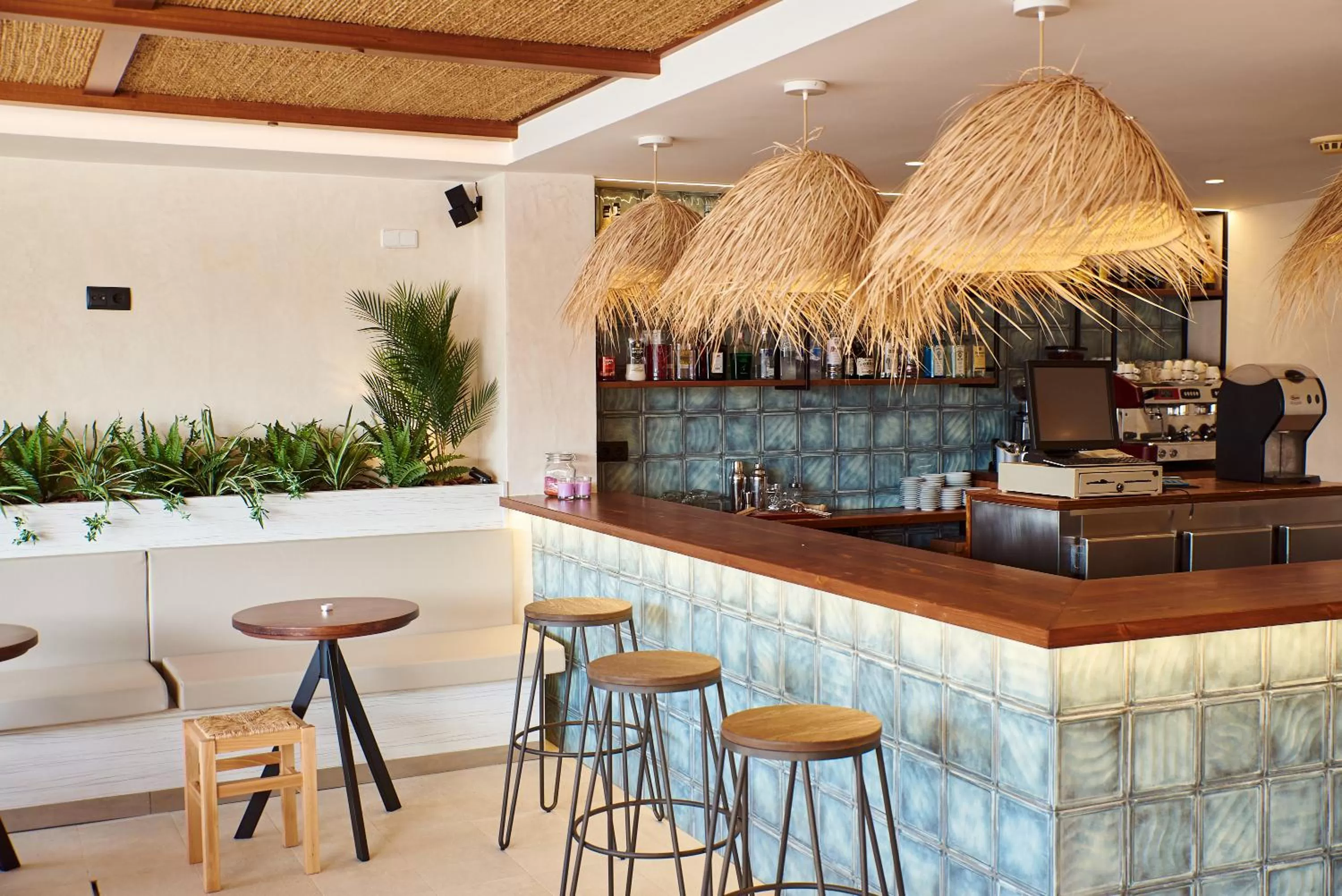 Restaurant/places to eat in DWO Sirius