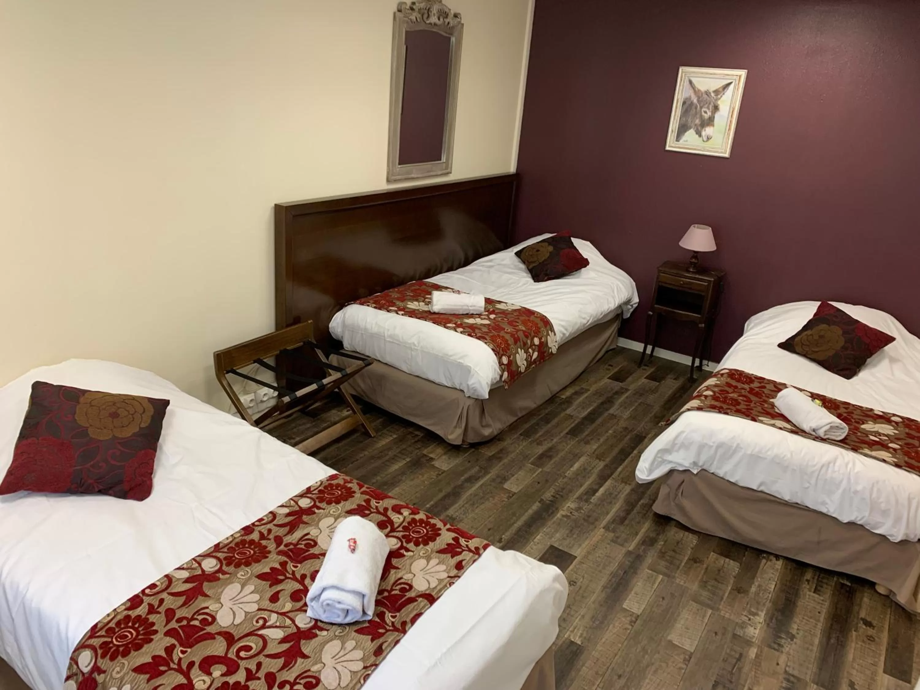 Bed in Logis Hôtel Les Nymphéas