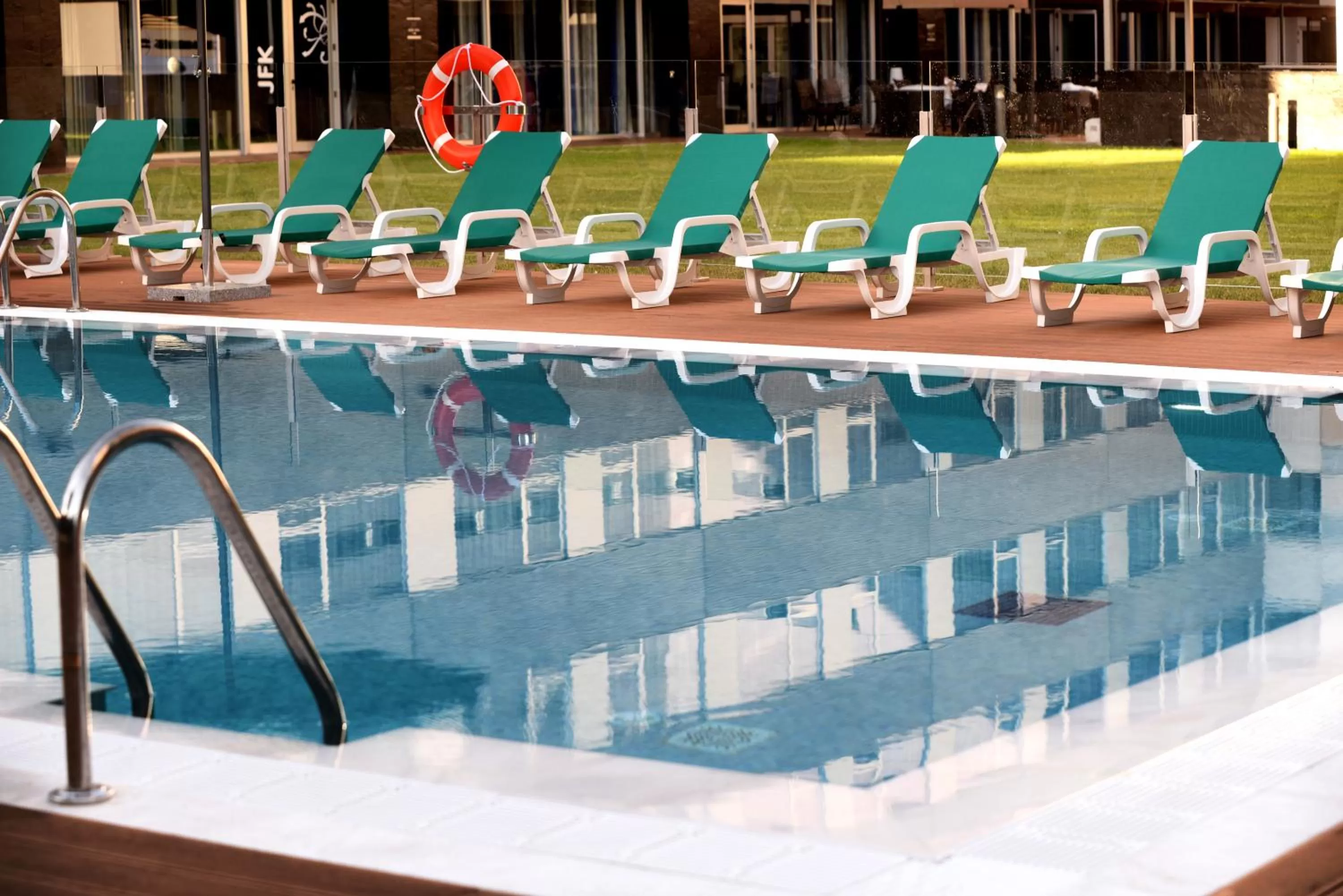 Swimming pool in Axor Barajas