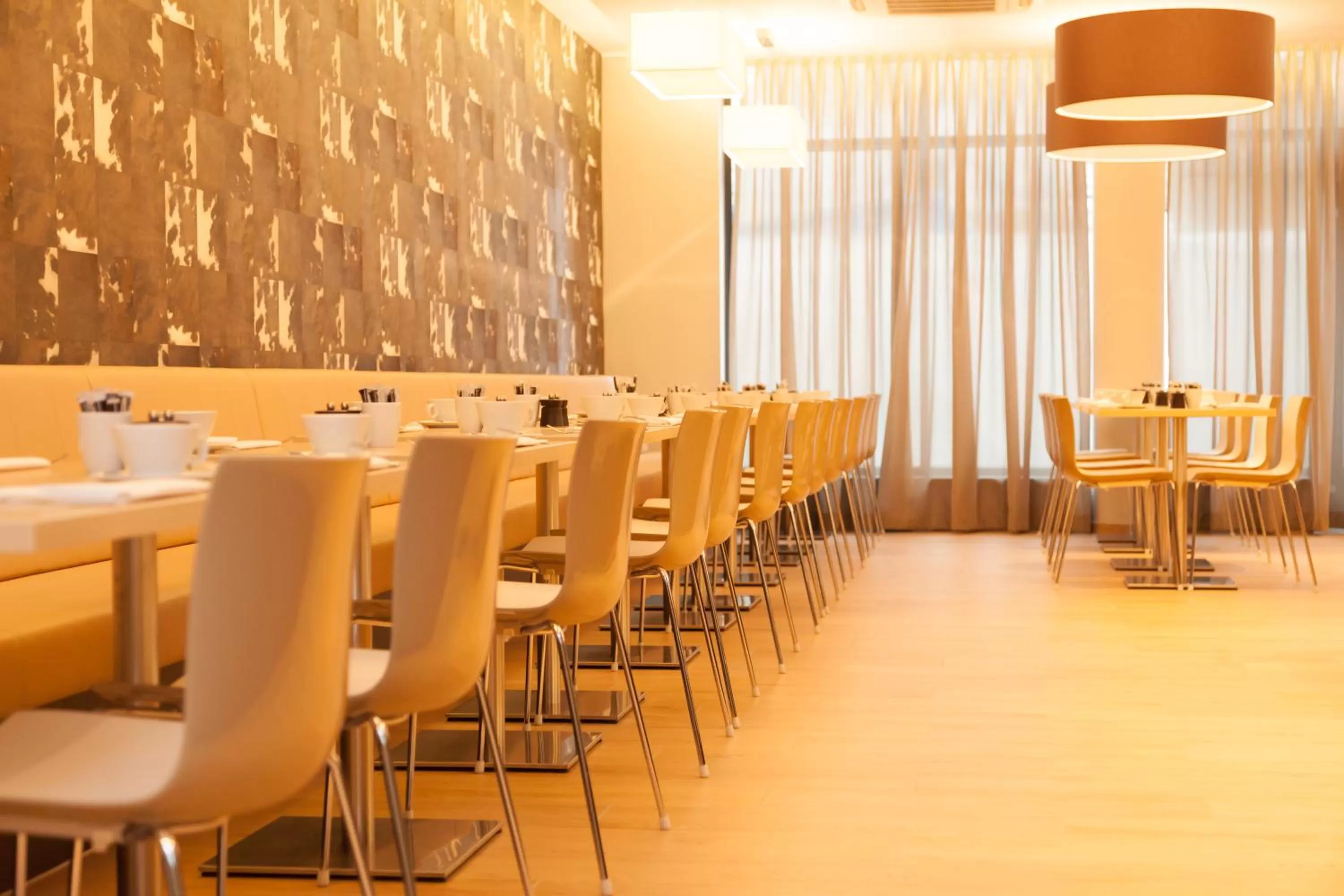 Restaurant/places to eat in relexa hotel München