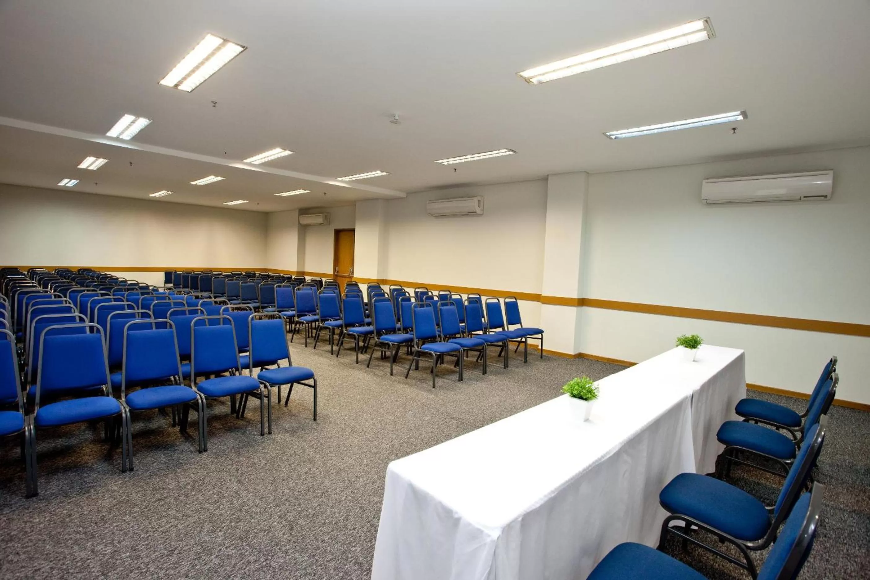 Business facilities in America Towers Hotel