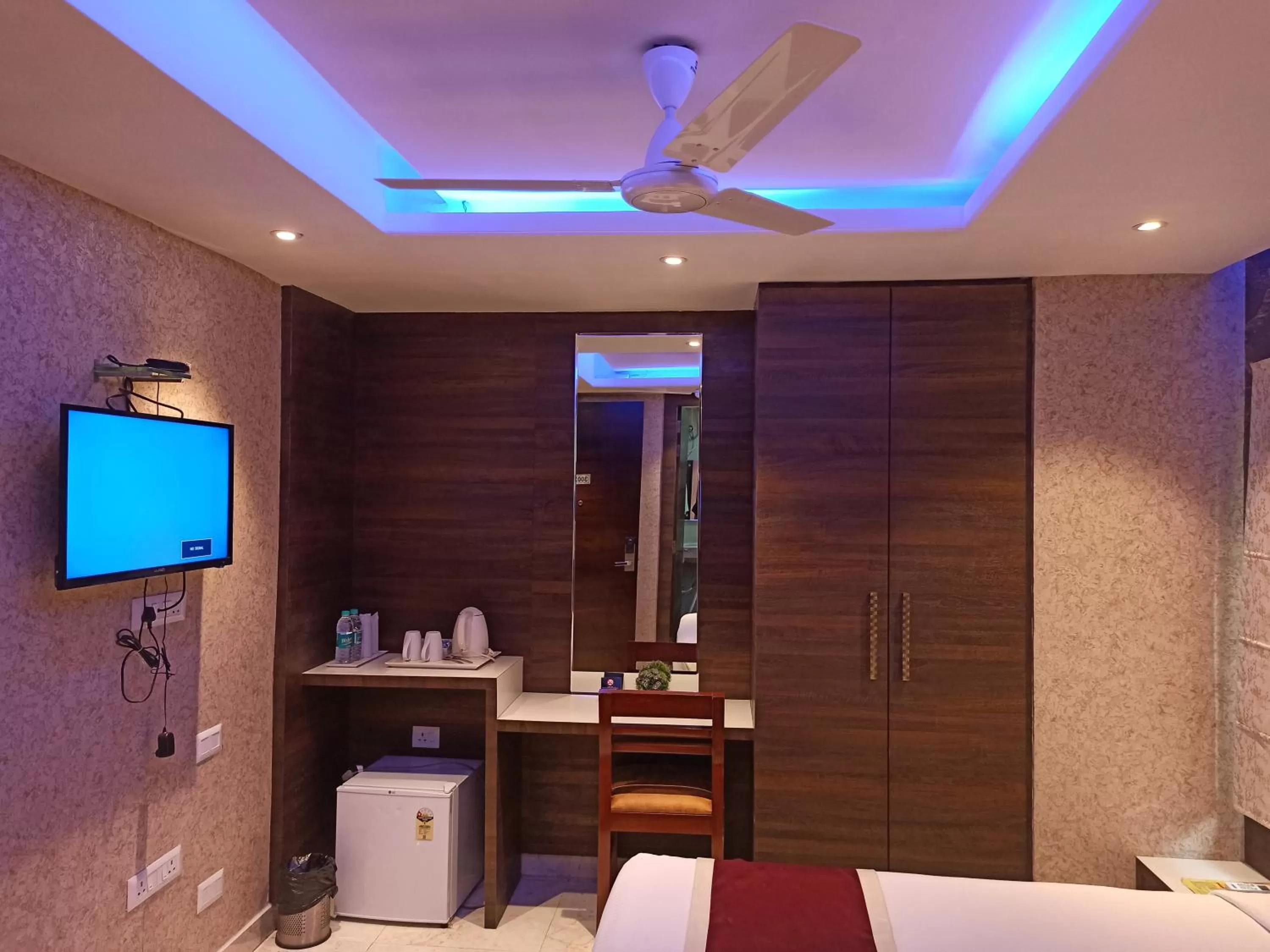 Communal lounge/ TV room in Hotel A P Home's - A Boutique Hotel