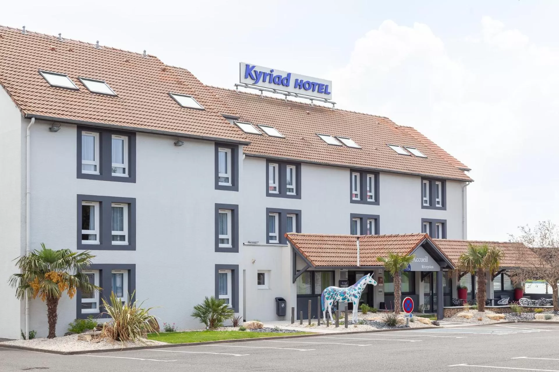 Property building in Kyriad Niort-Espace MendesFrance