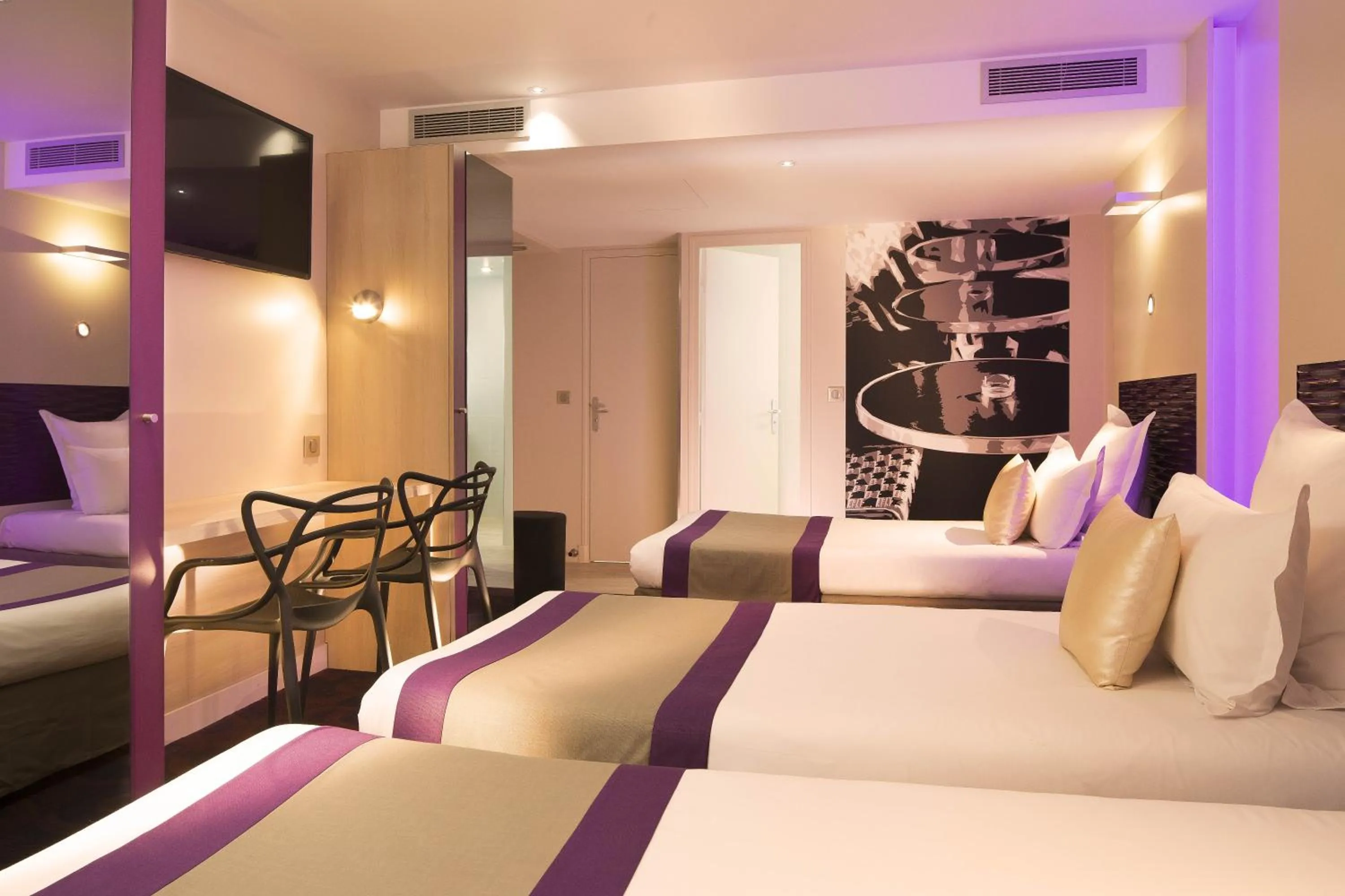 Bedroom, Bed in Hôtel Brésil Opéra SPA