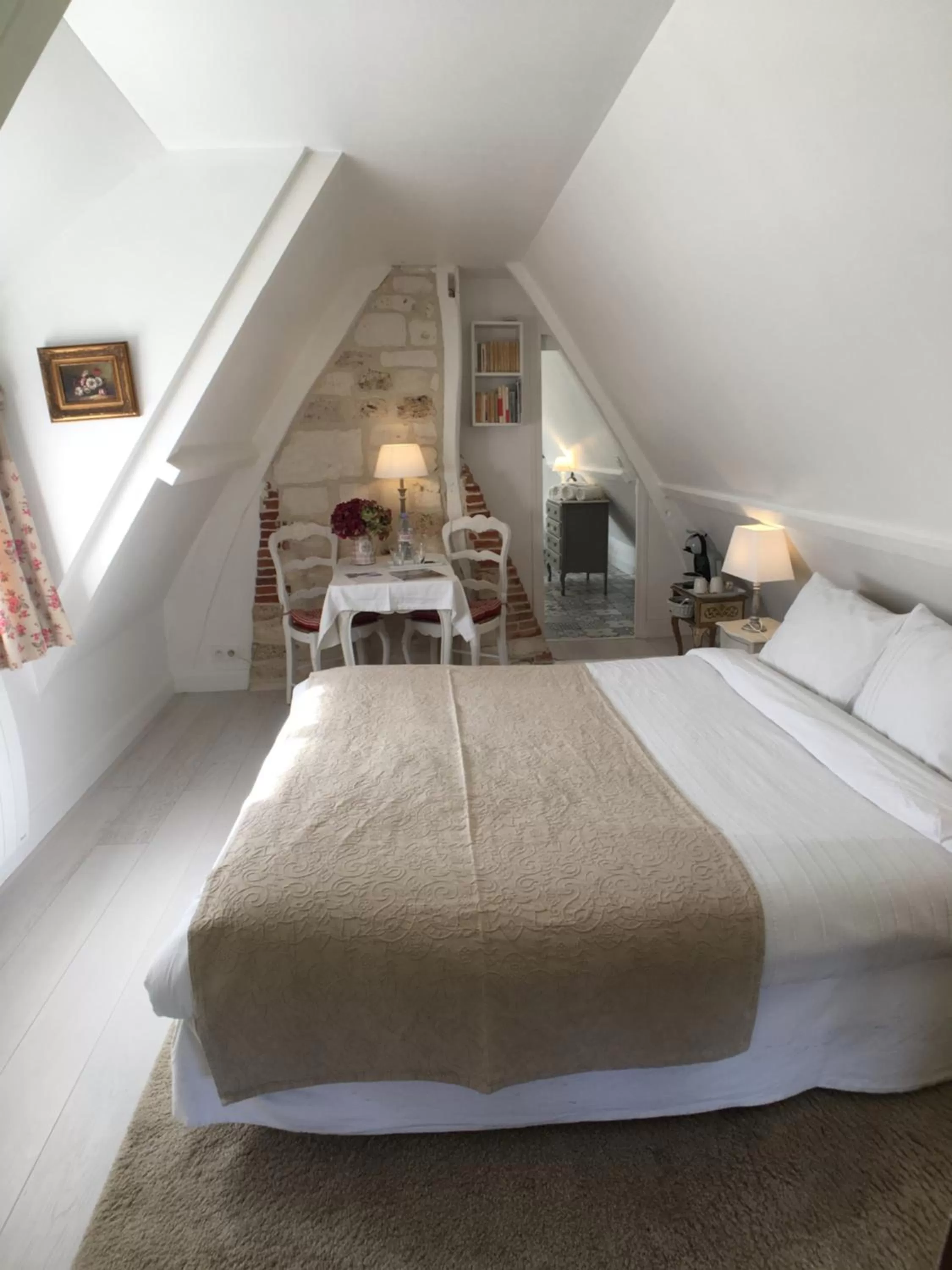 Bed in La Romance et la Romanesque