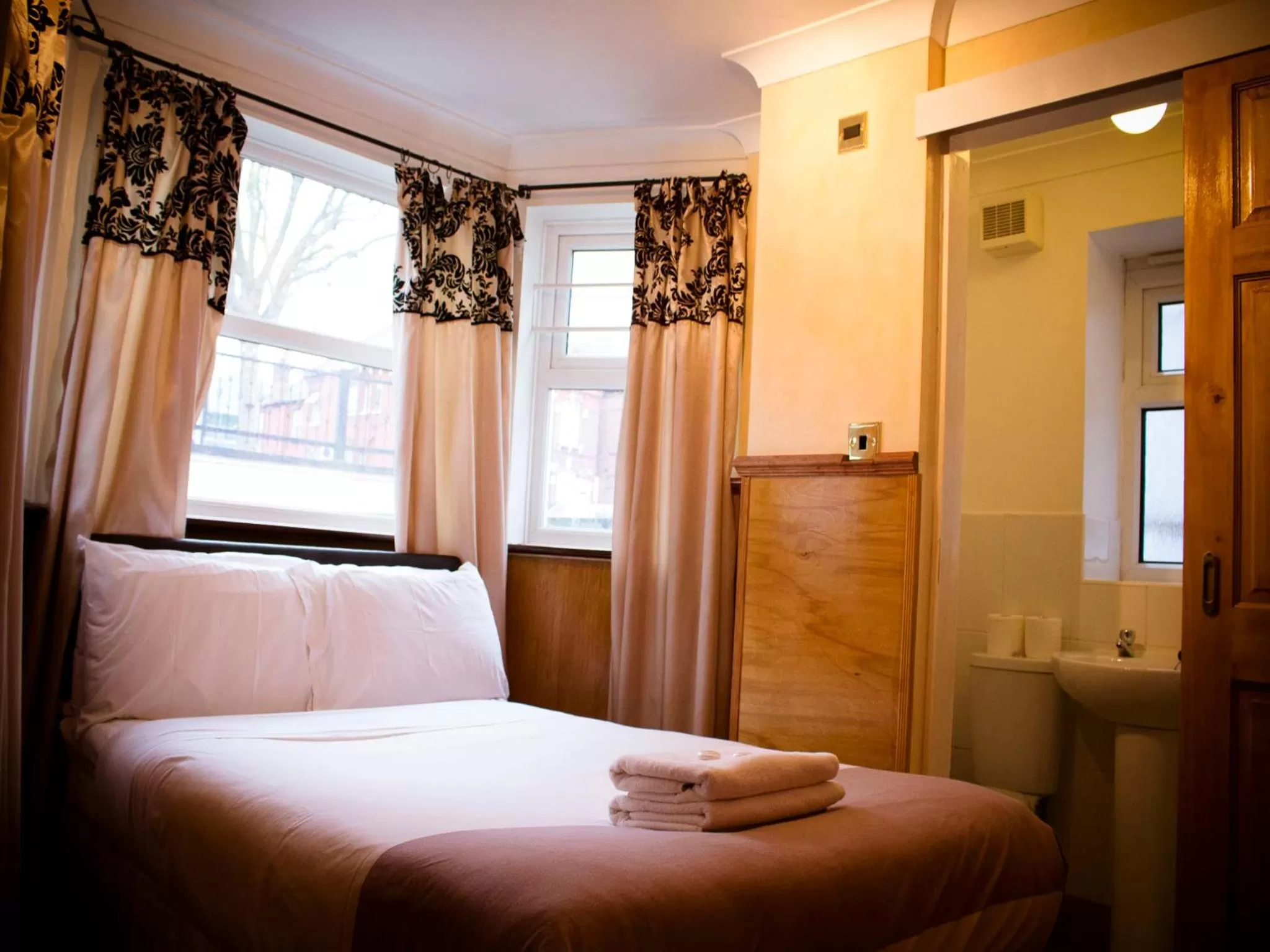 Photo of the whole room, Bed in Cricklewood Lodge Hotel