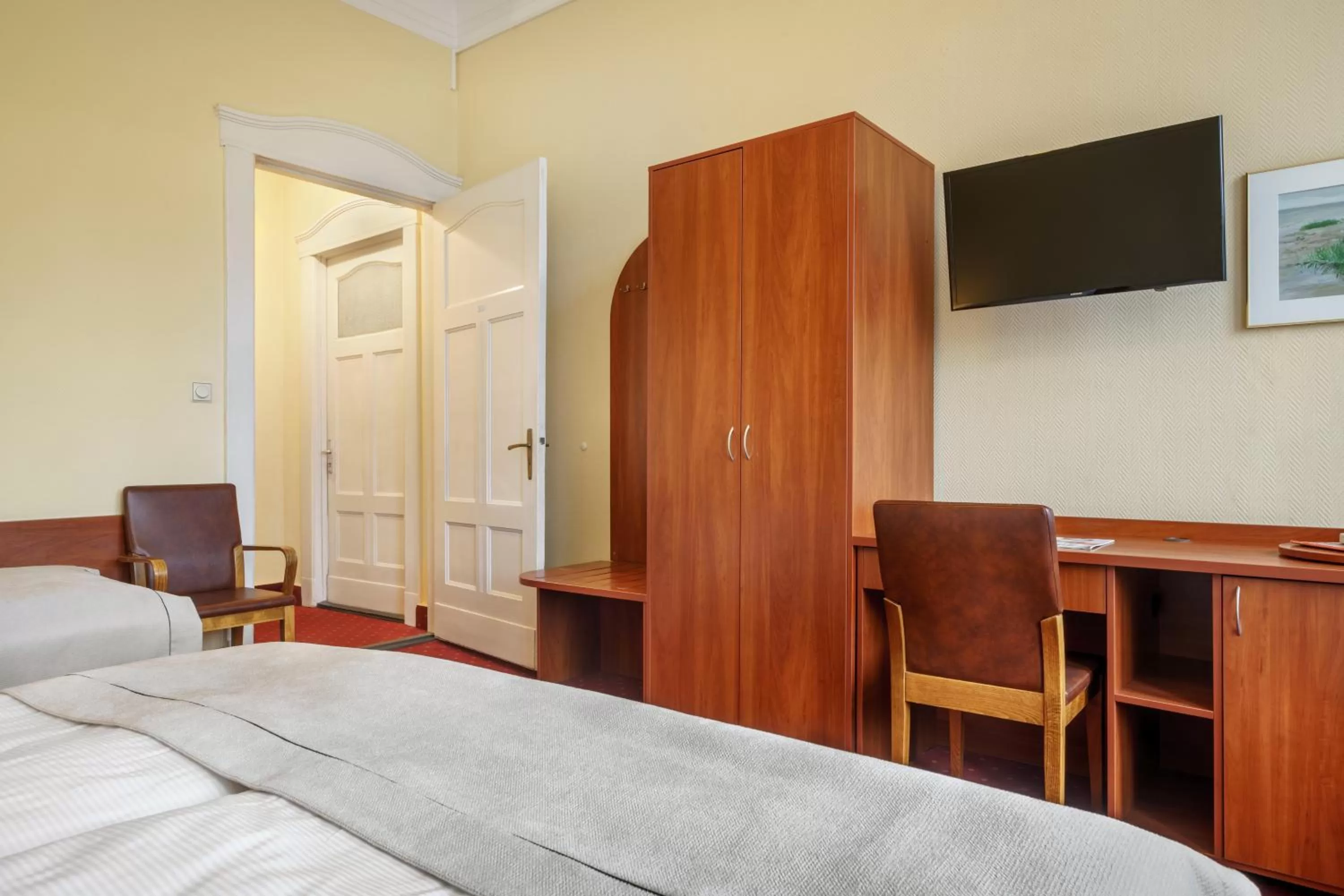 Photo of the whole room, Bed in Hotel Kronprinz Hamburg Hauptbahnhof