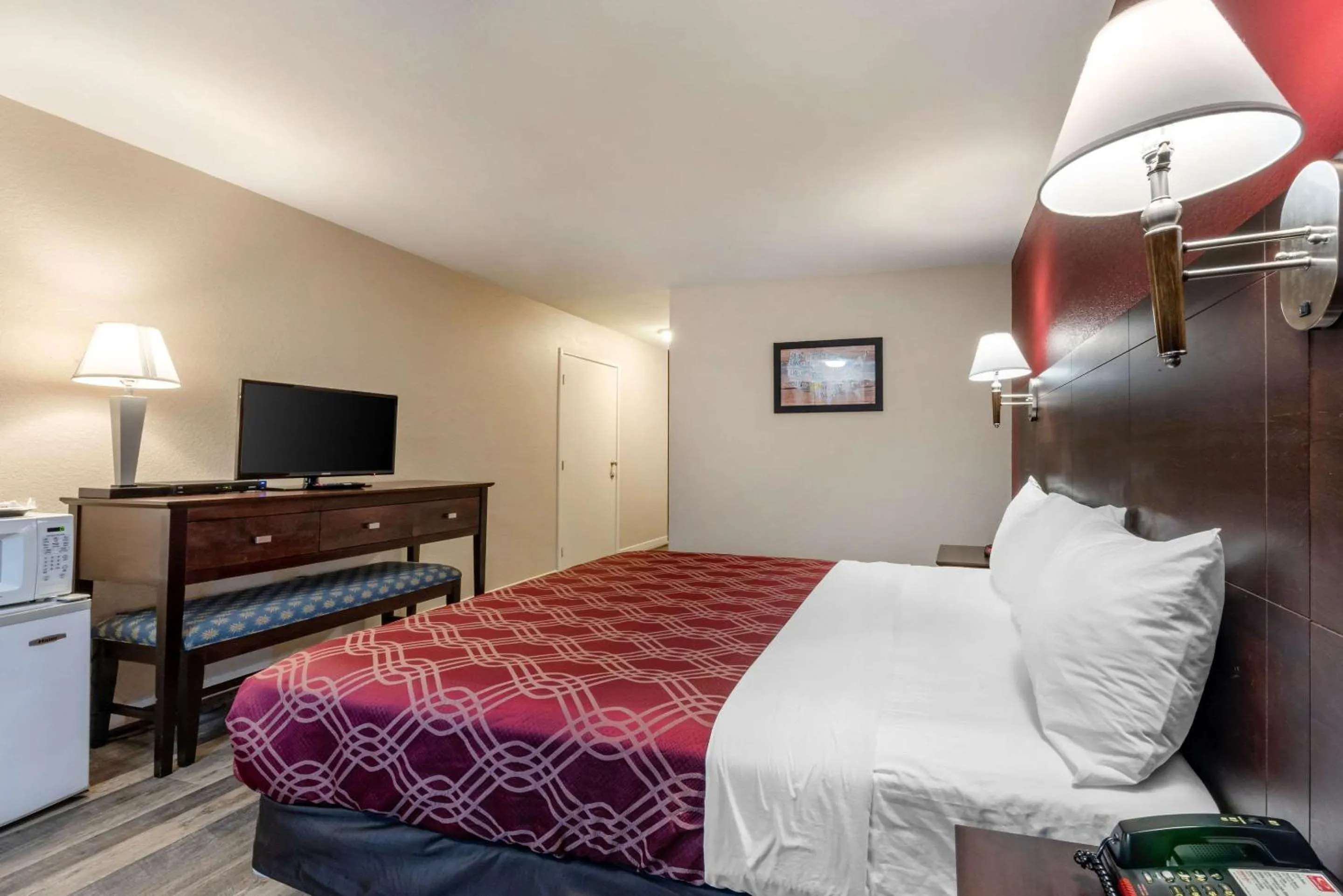 Photo of the whole room, Bed in Bay Breeze Inn