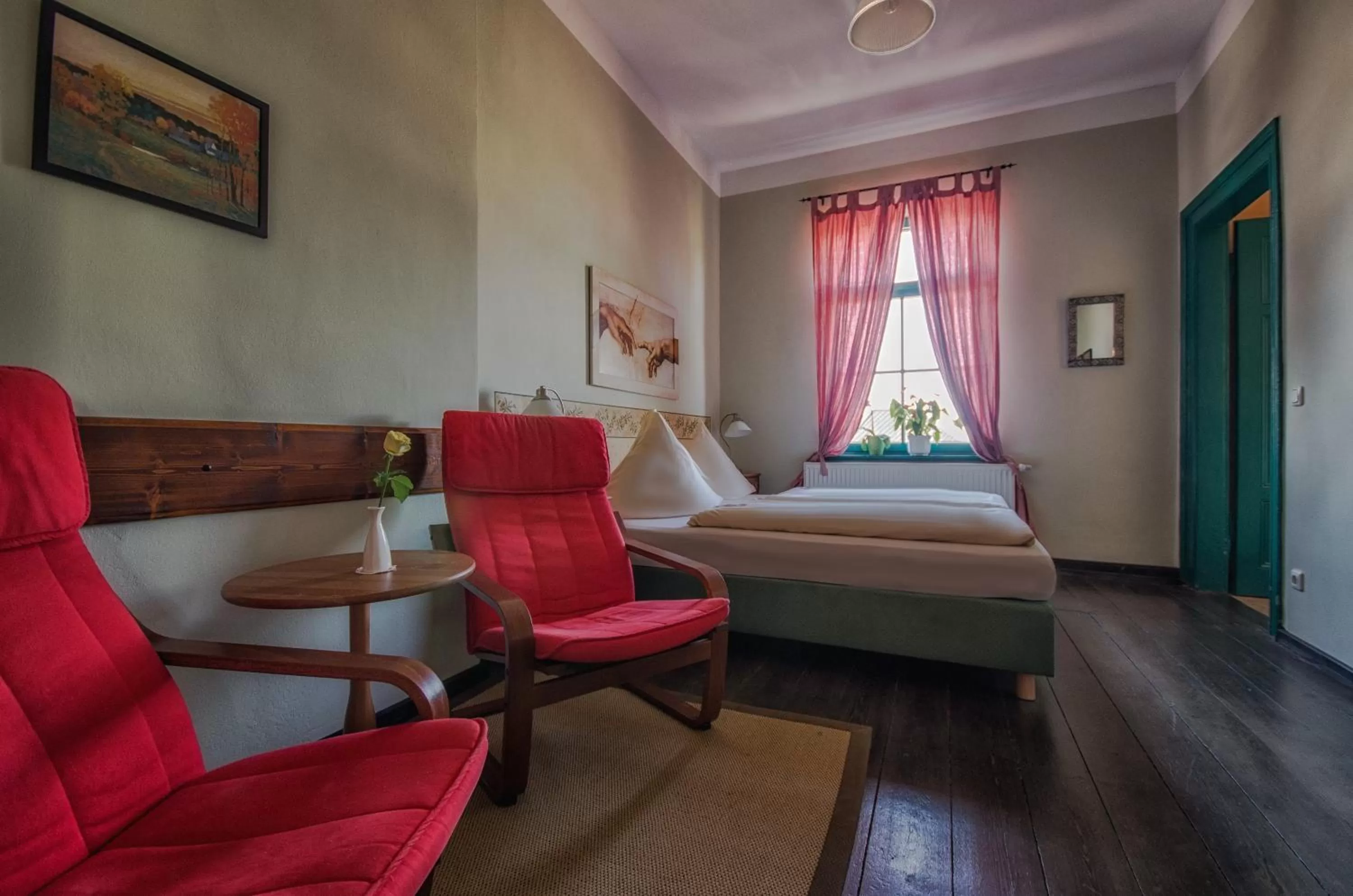 Seating area, Bed in Hotel zur Henne