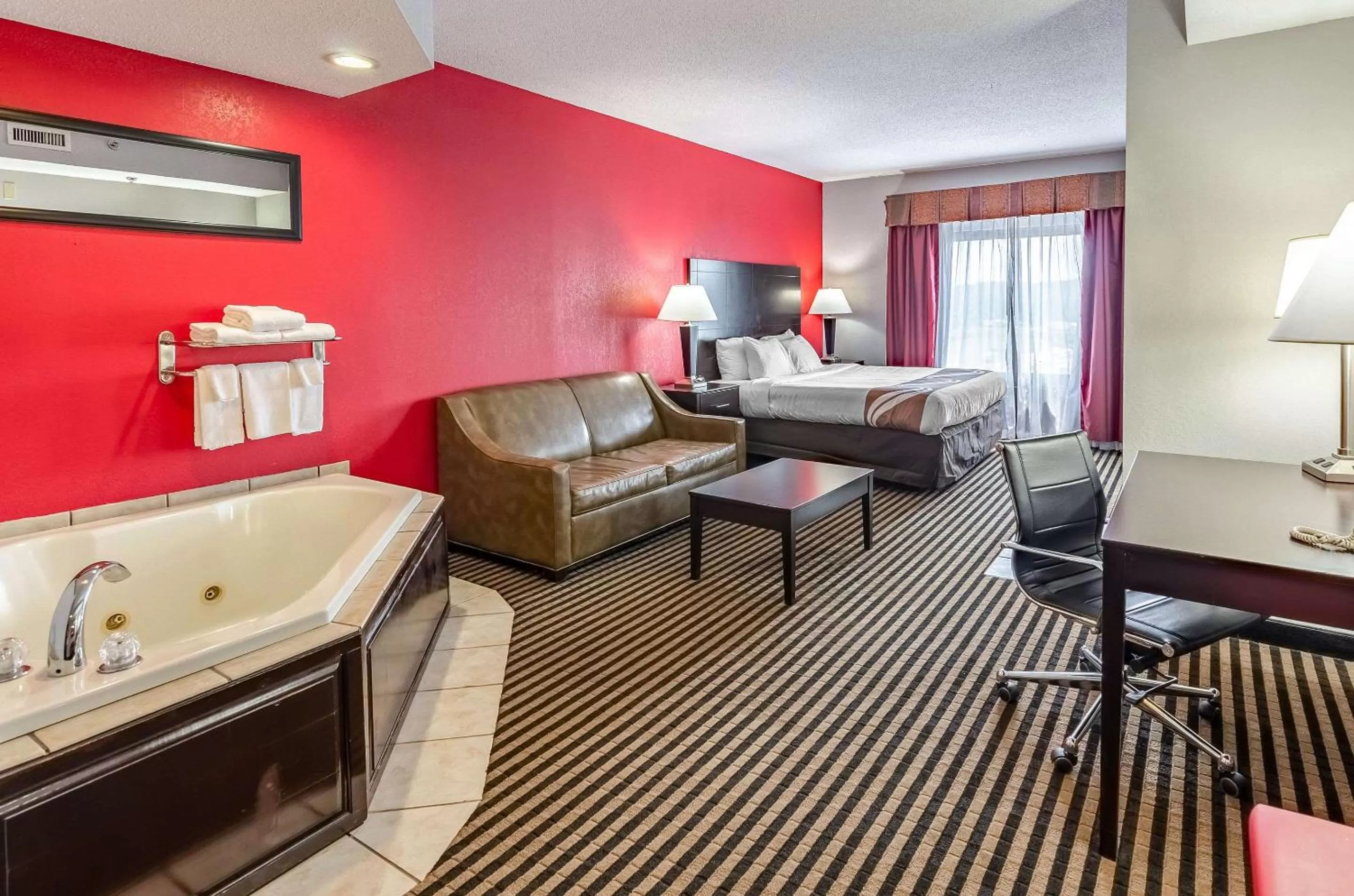 Photo of the whole room, Bed in Quality Inn & Suites Abingdon