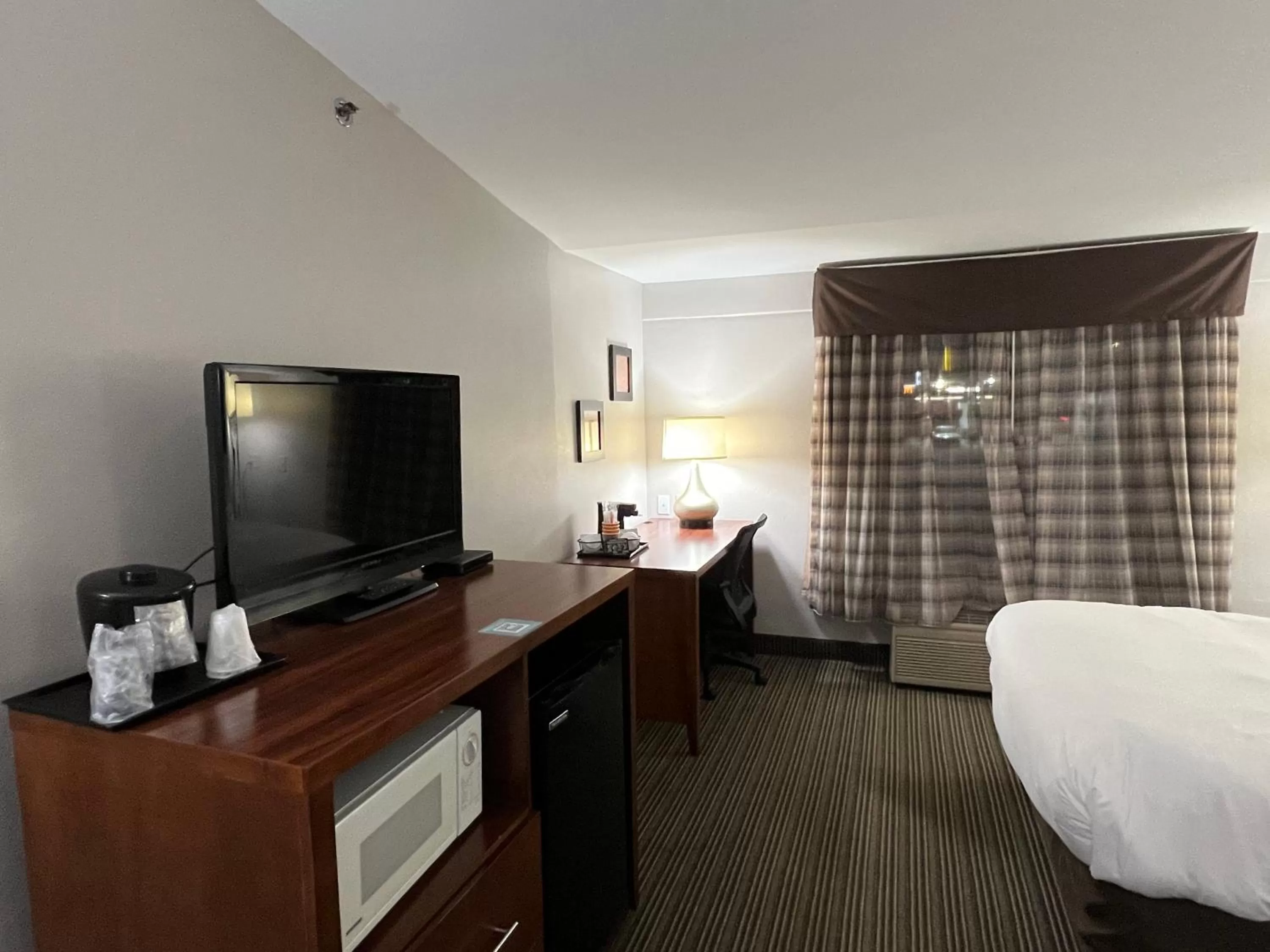 TV and multimedia, Bed in Country Inn & Suites by Radisson, Battle Creek, MI