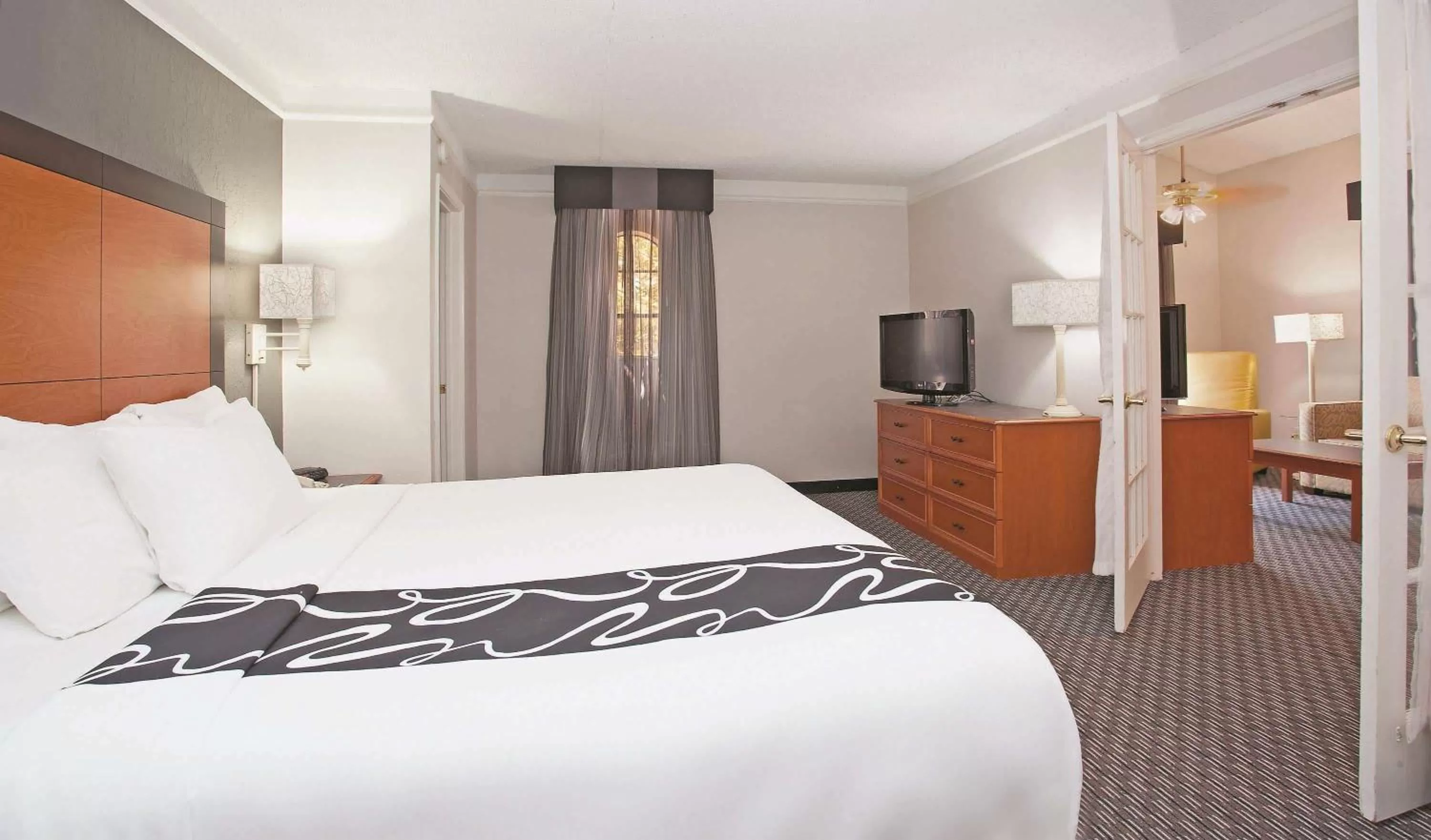 Photo of the whole room, Bed in La Quinta Inn by Wyndham Salt Lake City Midvale