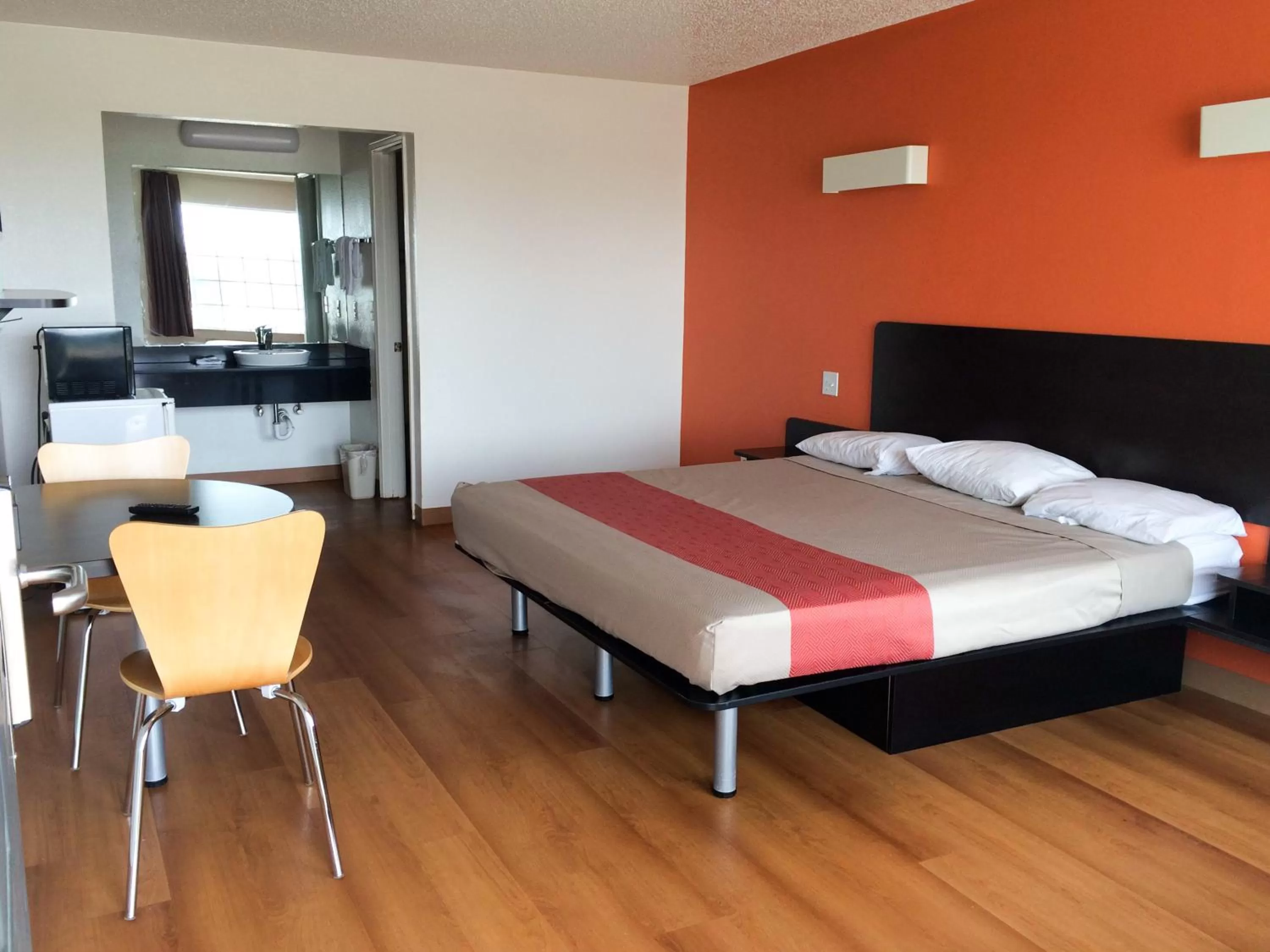 Photo of the whole room, Bed in Motel 6-Waxahachie, TX