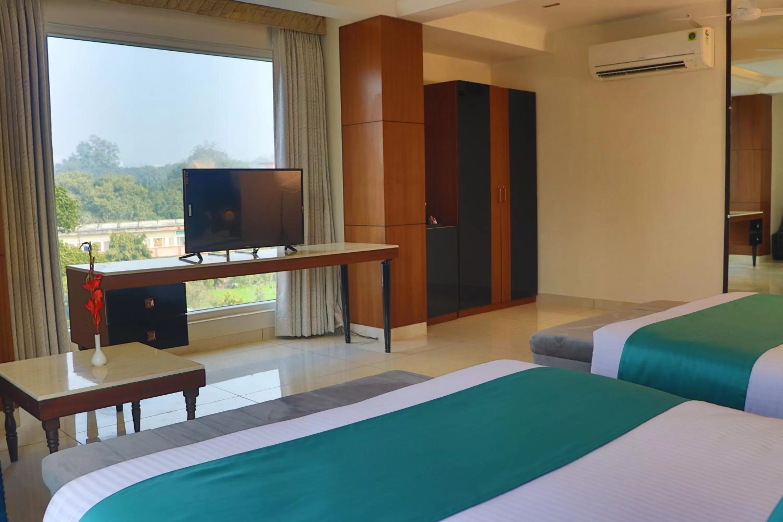 TV and multimedia, Bed in Hotel Green - Behind Parmarth Niketan