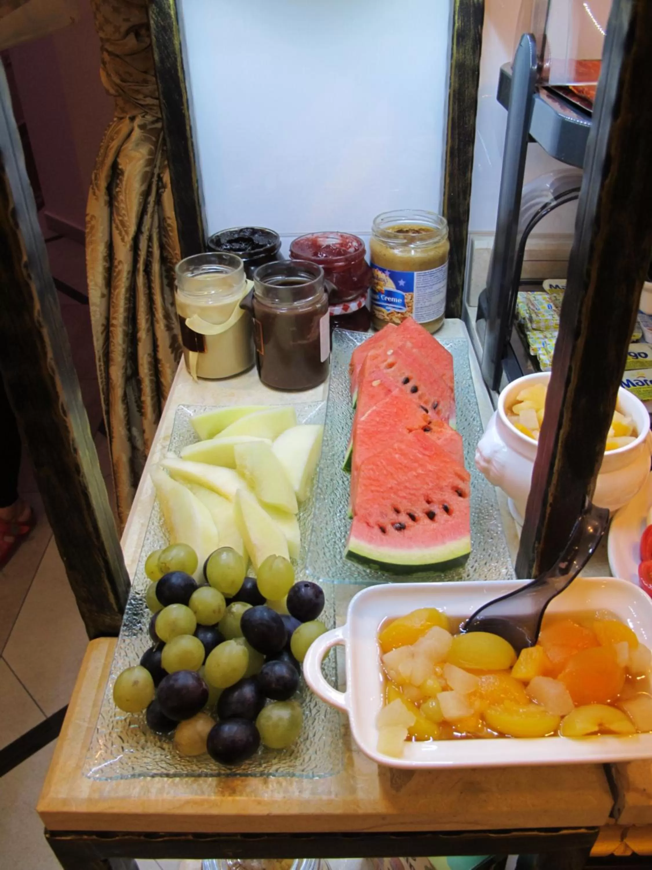 Food in Arbia Dorka Heritage Palace