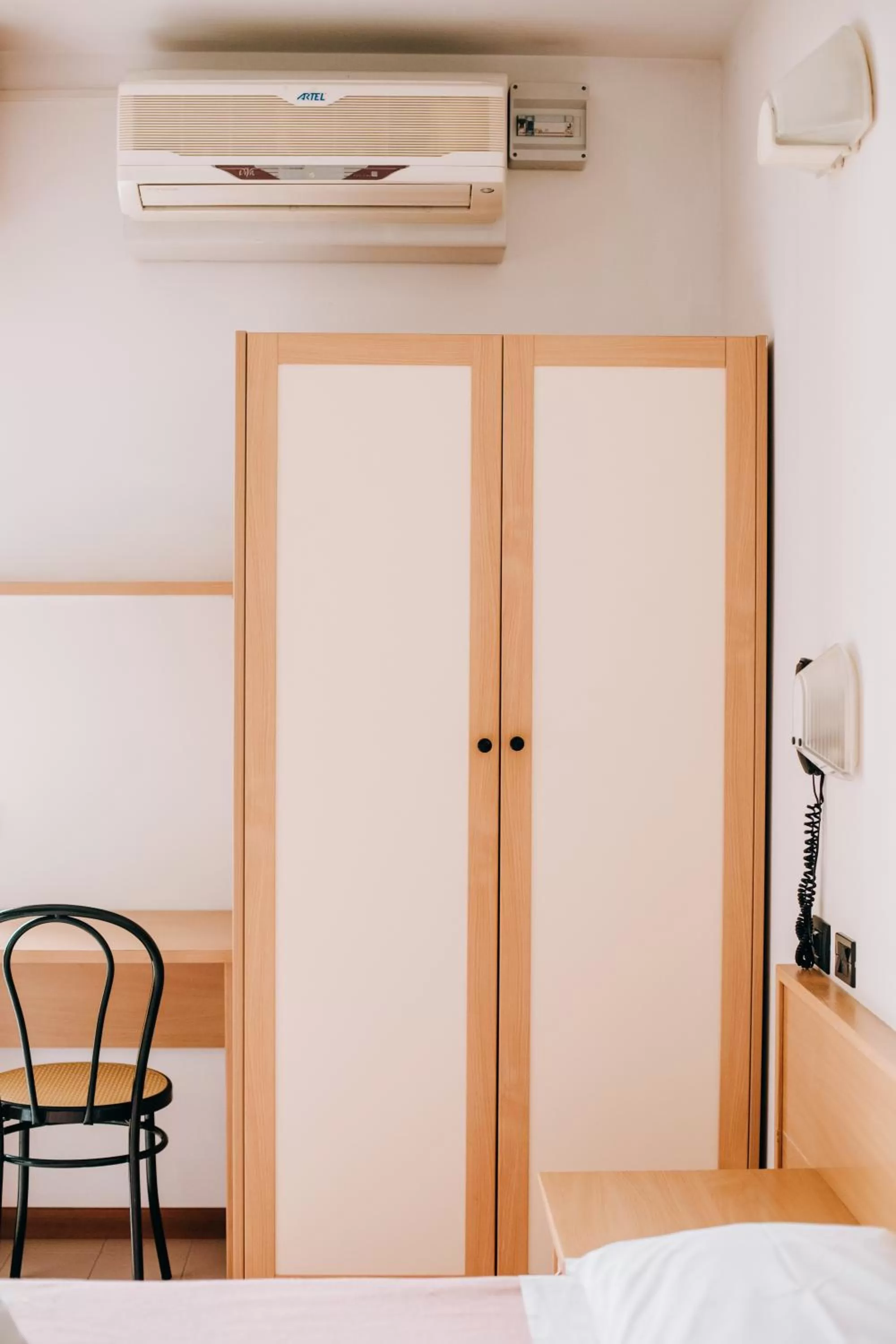 wardrobe, Bed in Hotel Villa Claudia