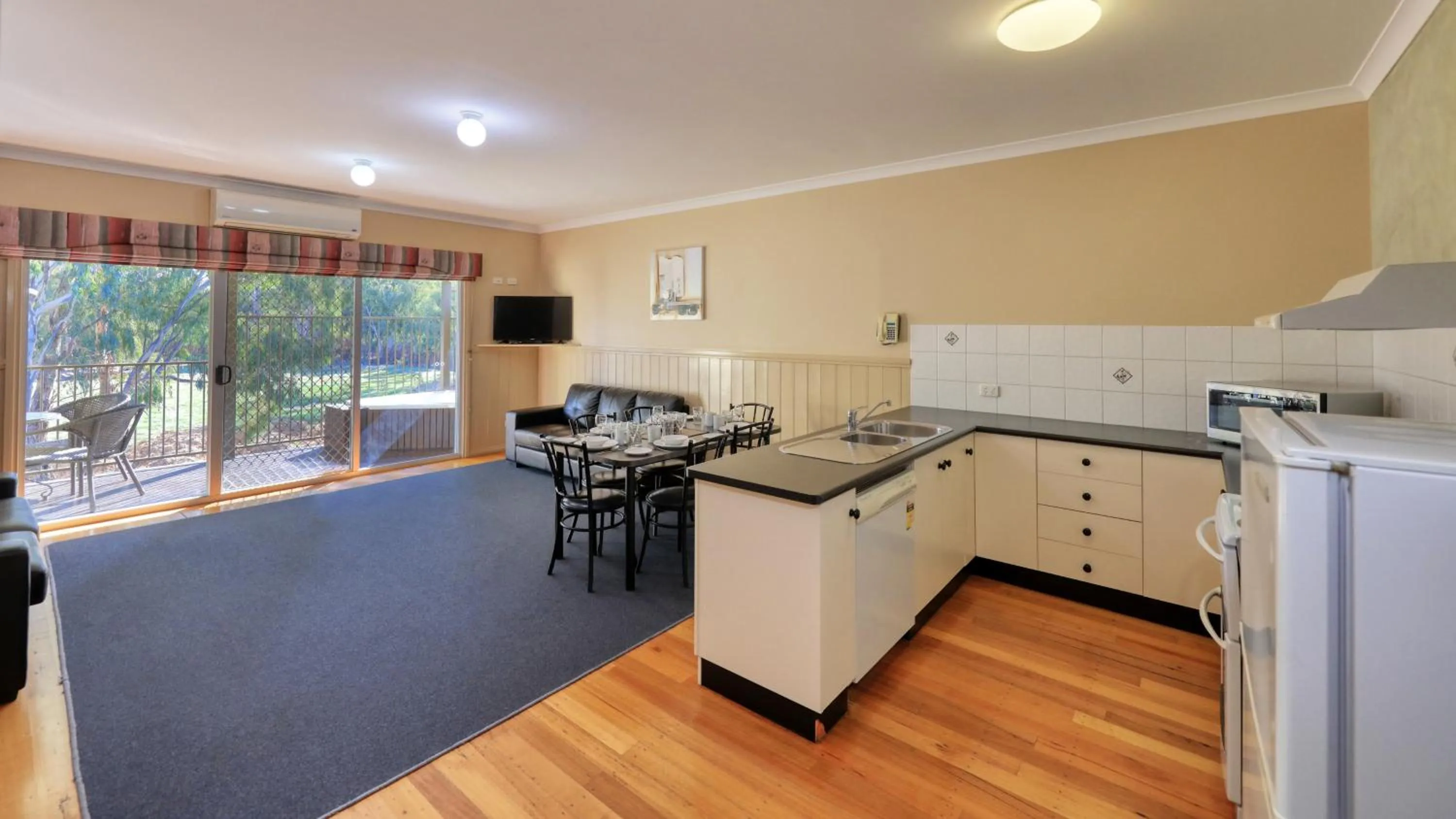 Kitchen or kitchenette in Bridges on Meninya Motel & Apartments