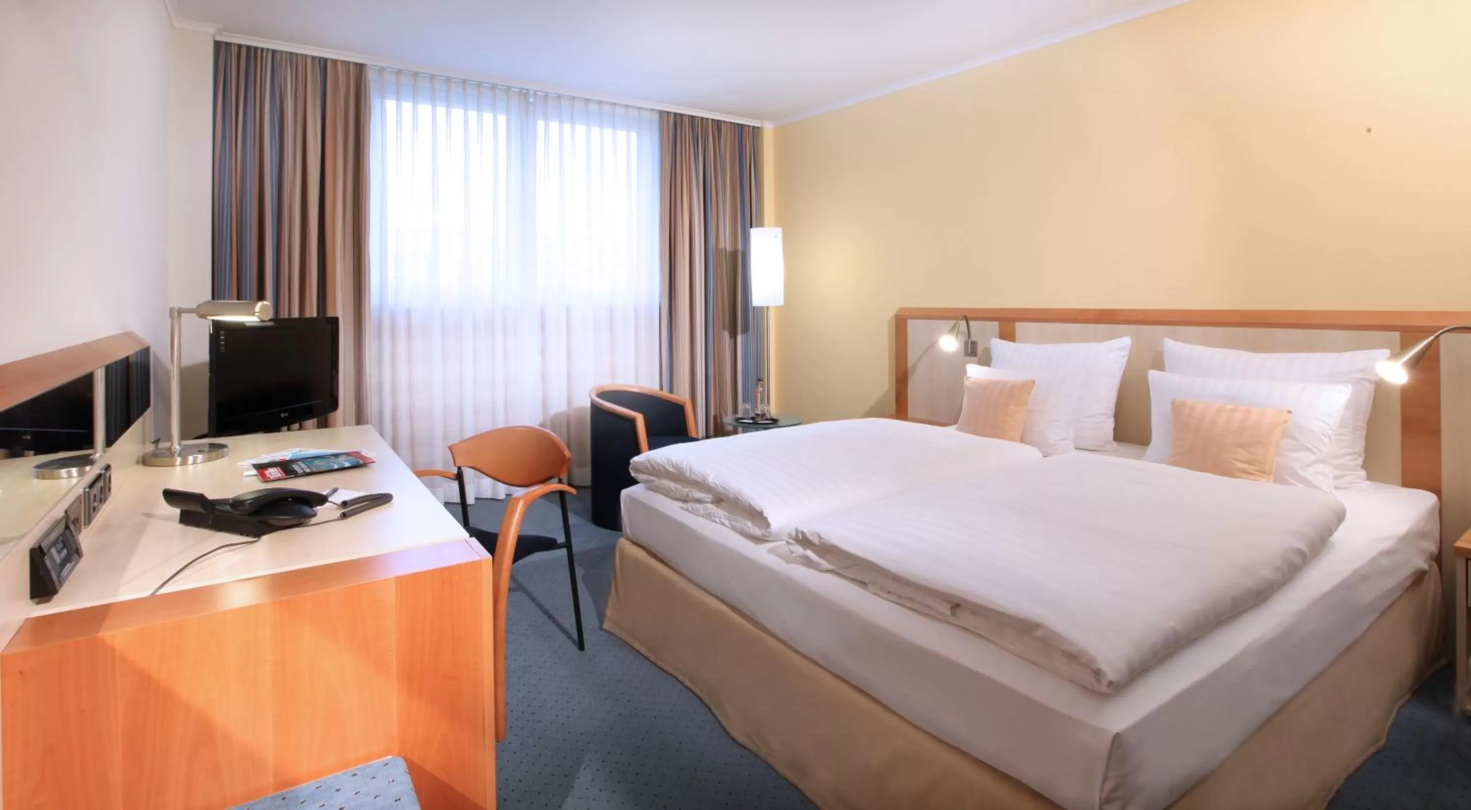 Photo of the whole room, Bed in Lindner Hotel Cologne Am Dom, part of JdV by Hyatt