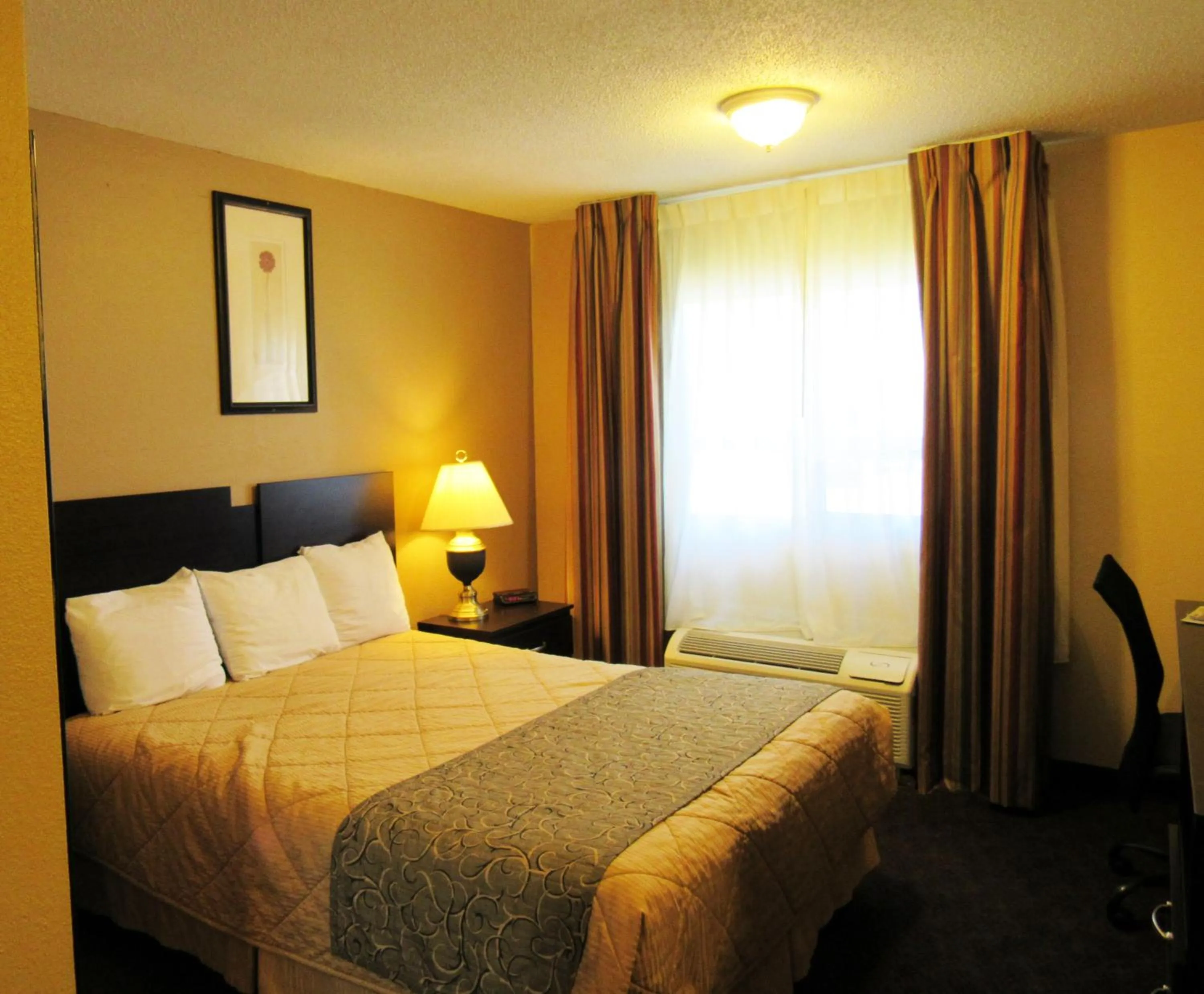 Bed in RedRock Inn Sioux Falls