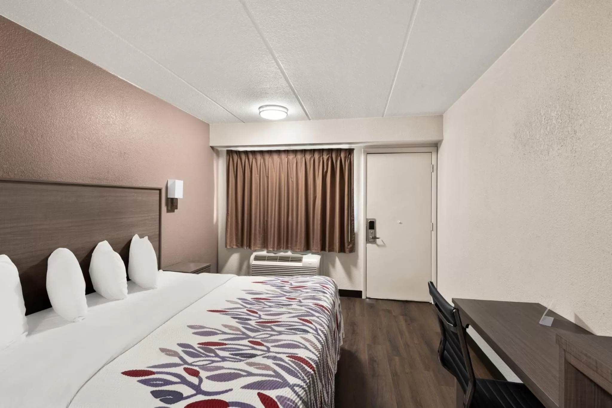 Photo of the whole room, Bed in Red Roof Inn Binghamton - Johnson City