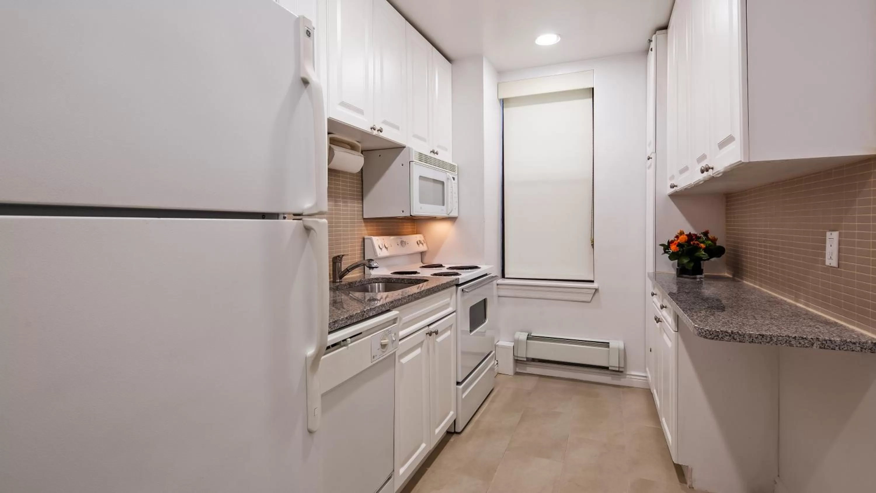 Kitchen or kitchenette in Best Western Plus Hospitality House Suites