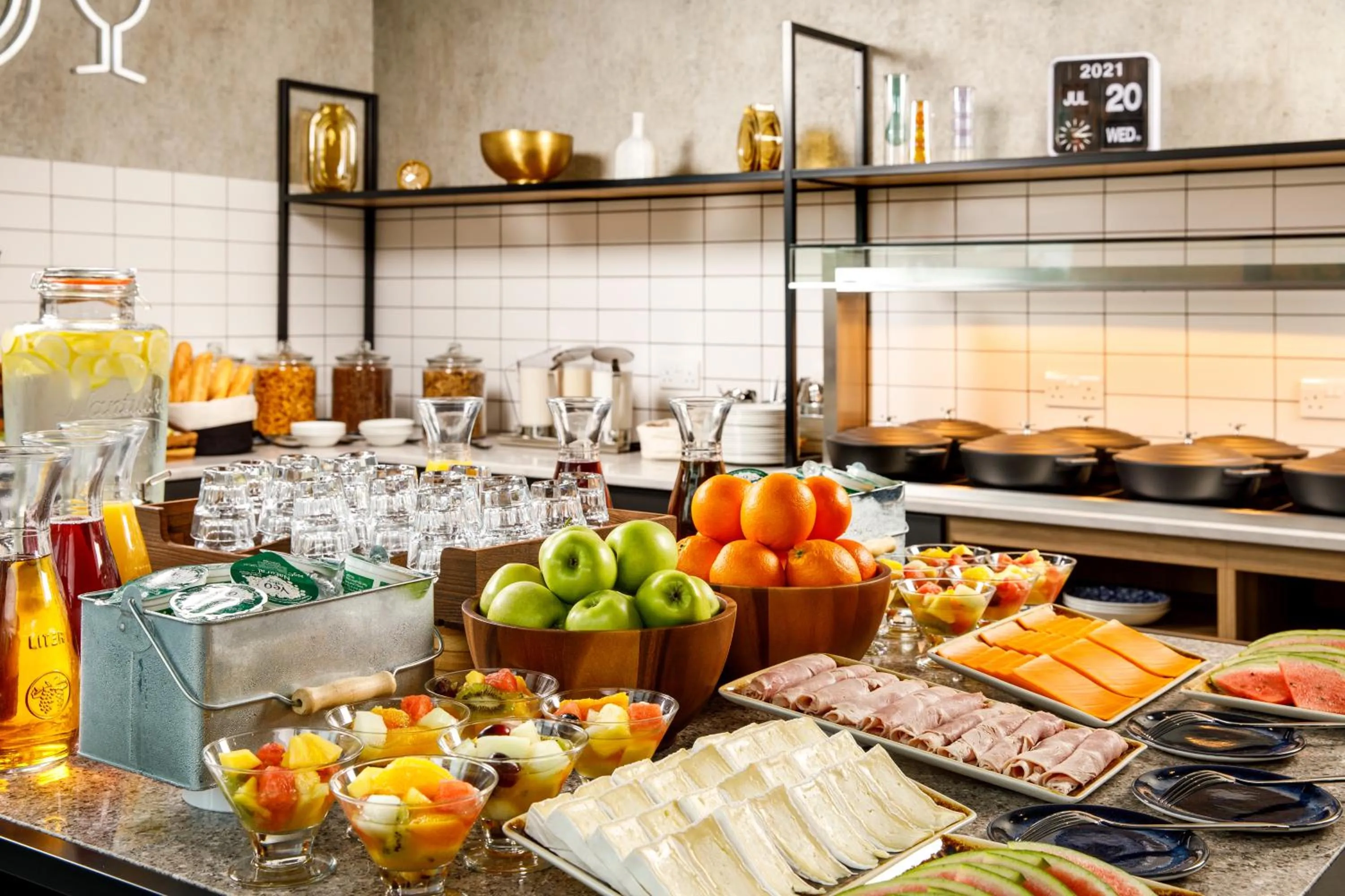 Food and drinks in Aparthotel Adagio London Sutton Point