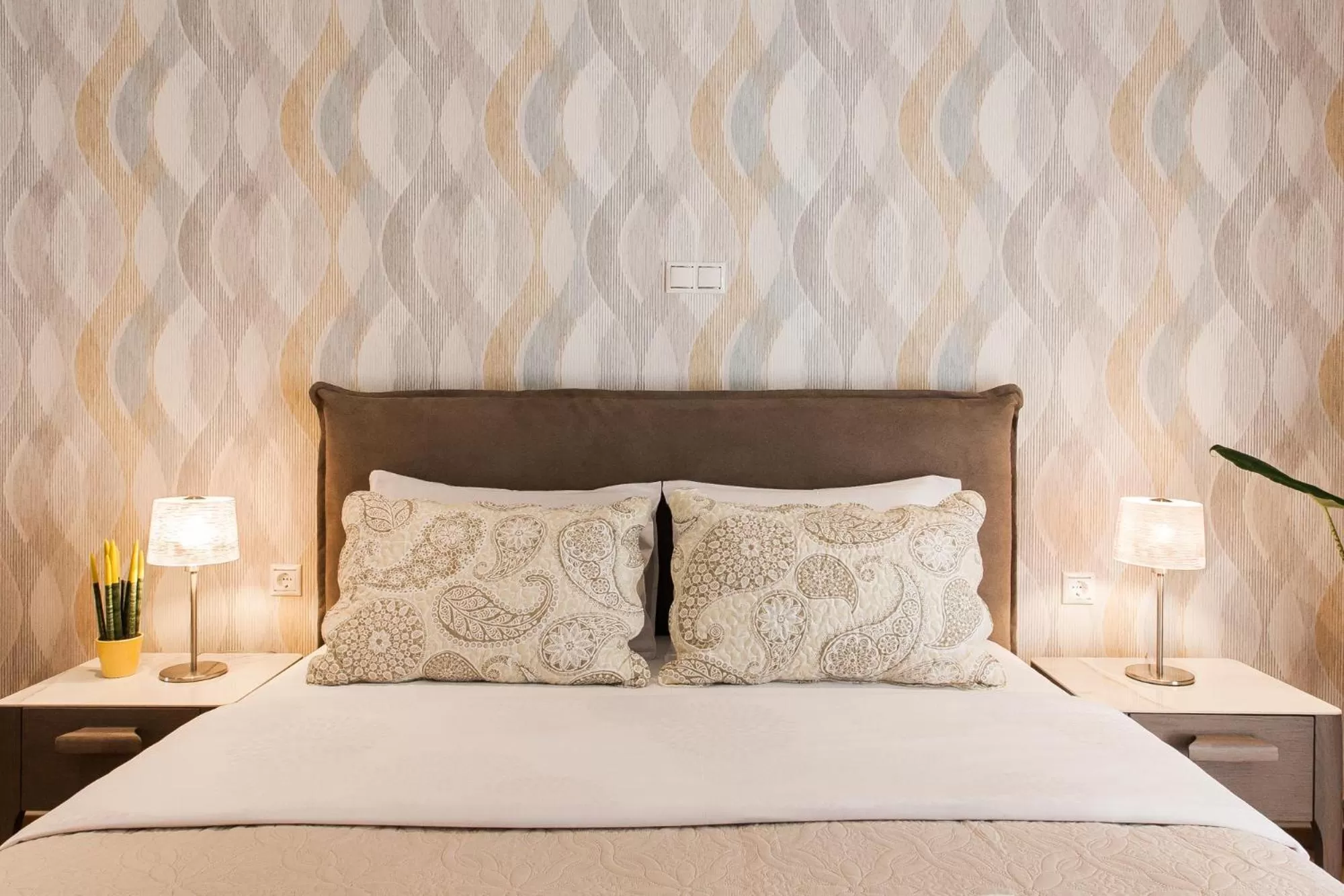 Bed in Nicholas Point Apartments and Rooms