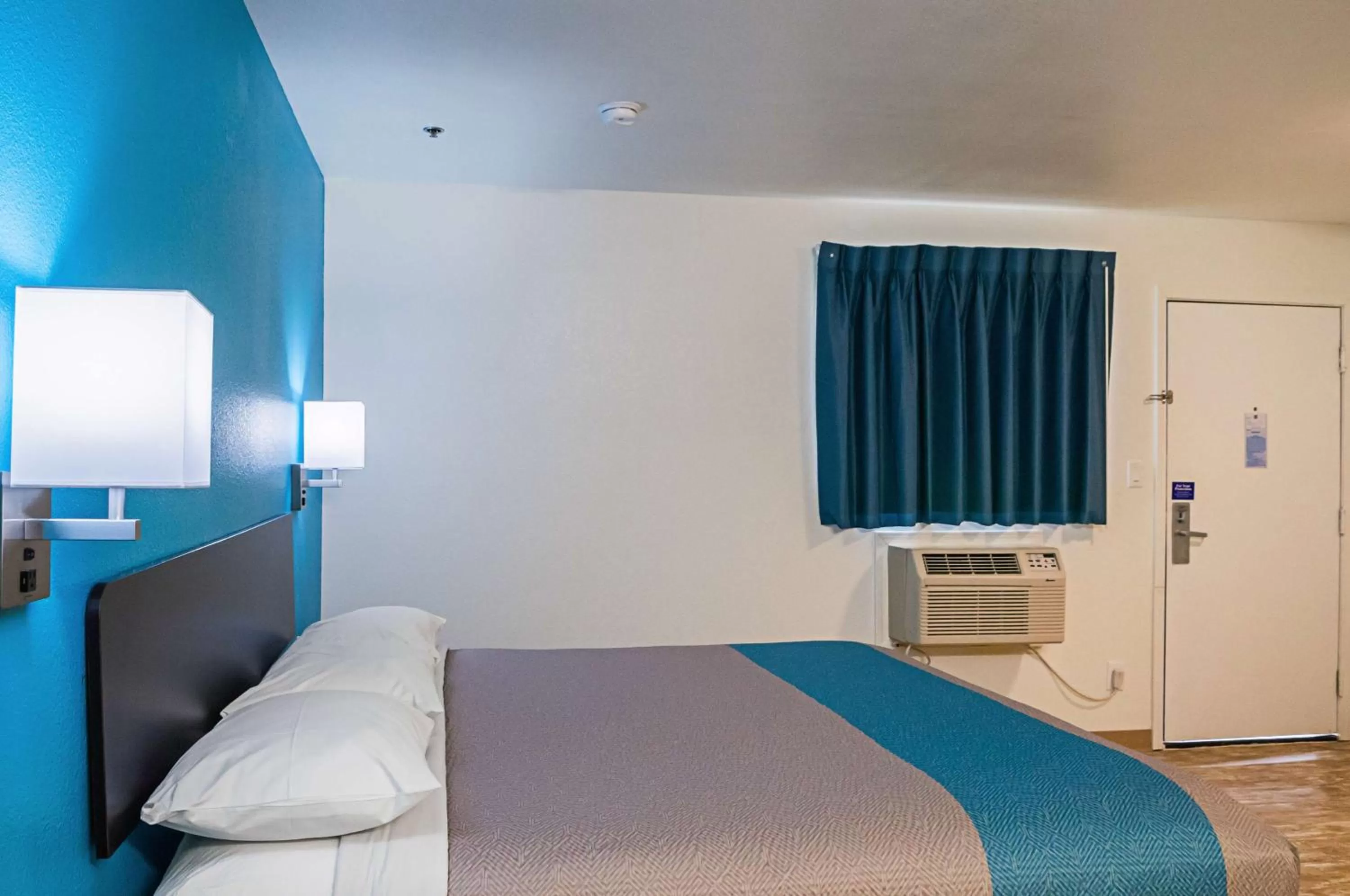 Photo of the whole room, Bed in Motel 6-Bay Saint Louis, MS