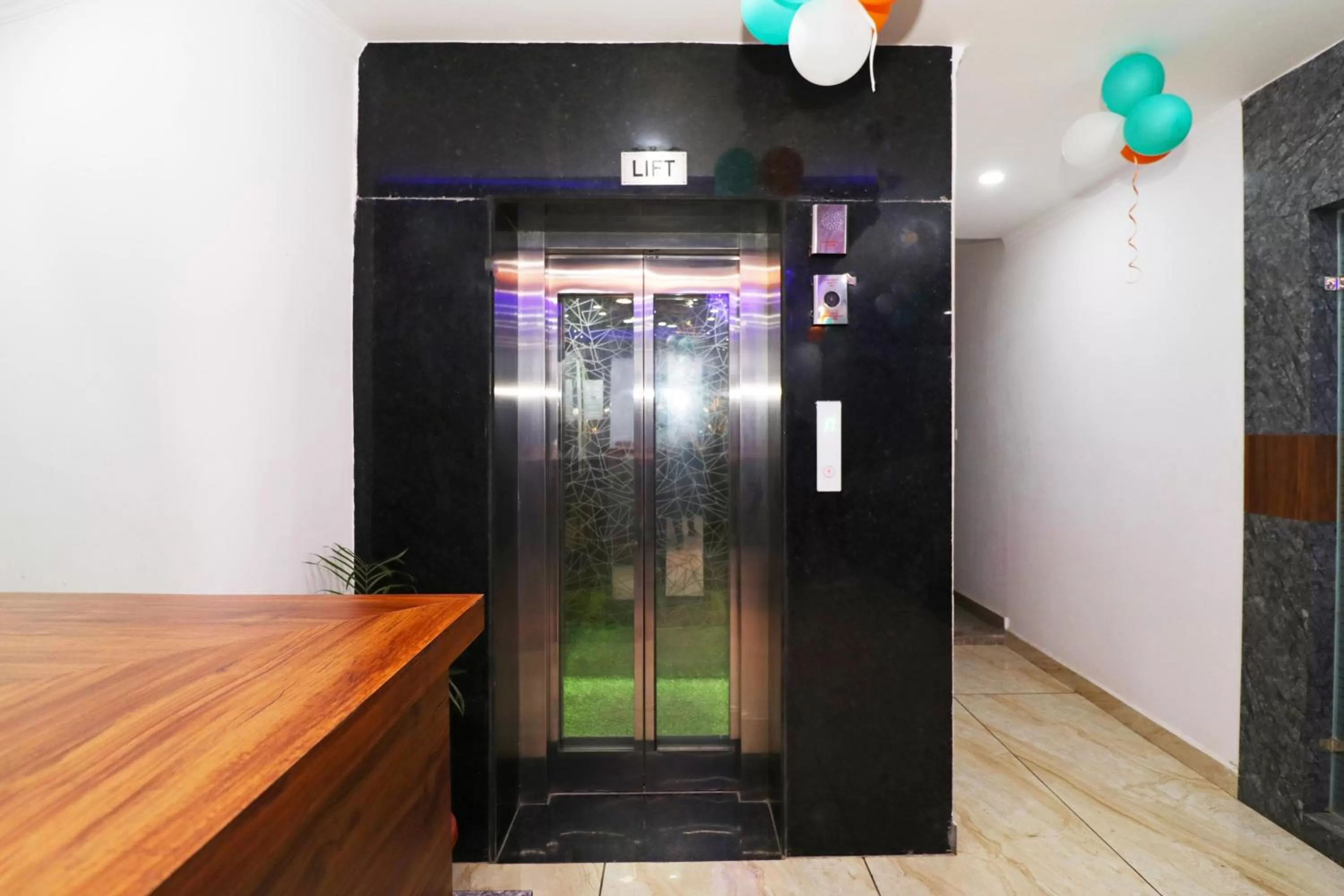 elevator in Airport Hotel Shivaka Inn