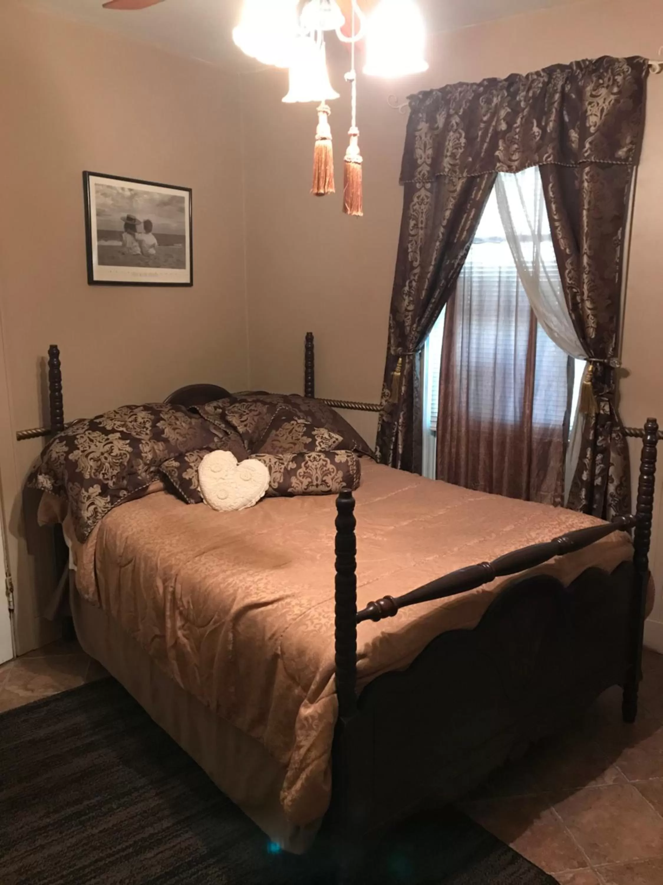 Bed in Armour's Hotel & Spa