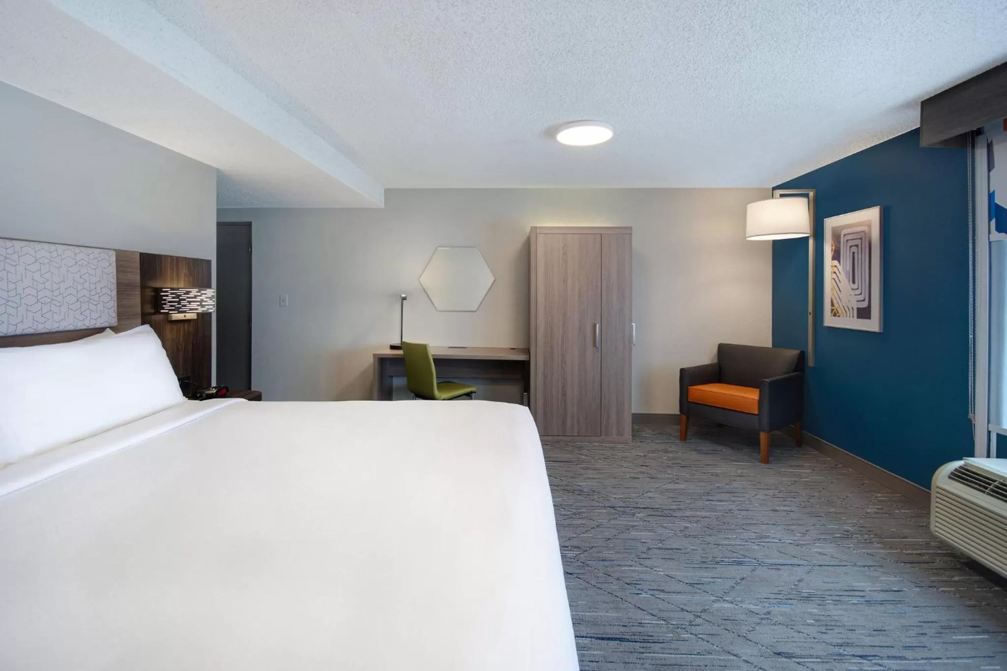 Photo of the whole room, Bed in Holiday Inn Express Rochester - University Area by IHG