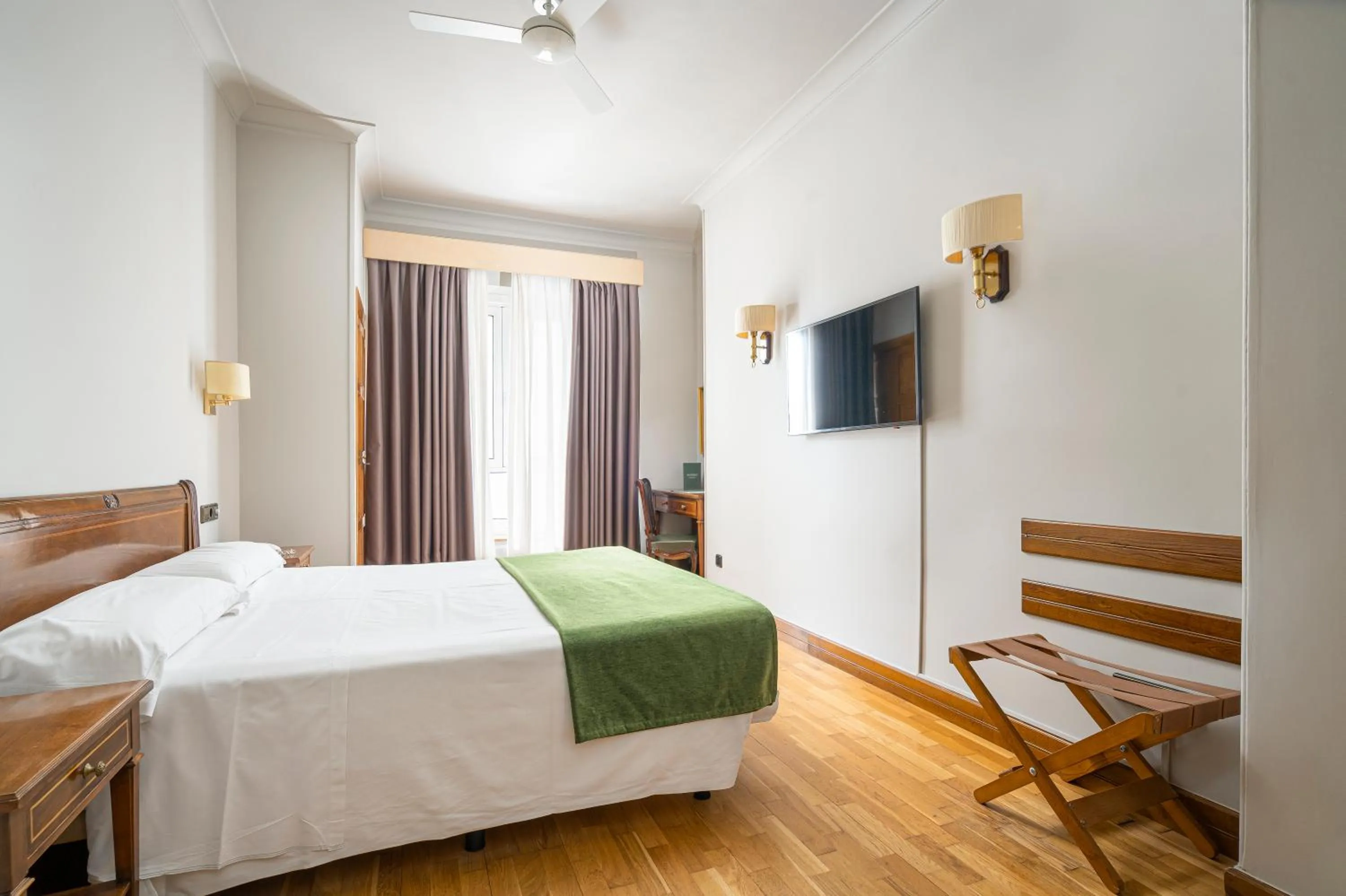 Photo of the whole room, Bed in Hotel Hernán Cortés