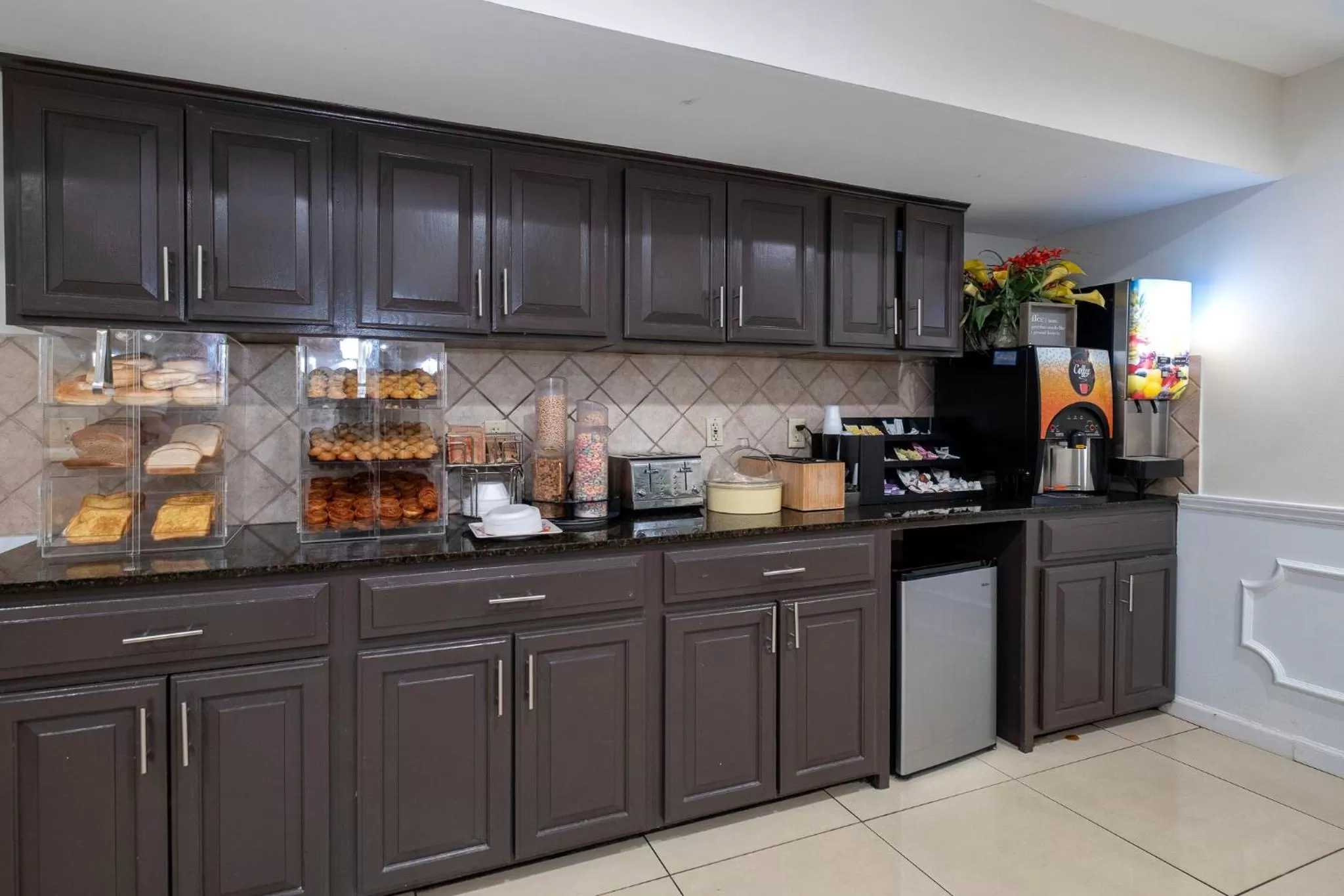 Breakfast in Red Roof Inn & Suites Wilson