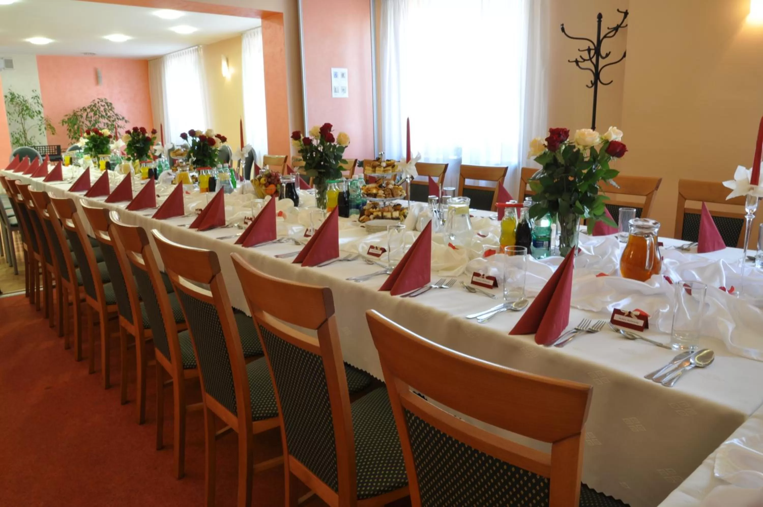 Restaurant/places to eat in Hotel Iskra