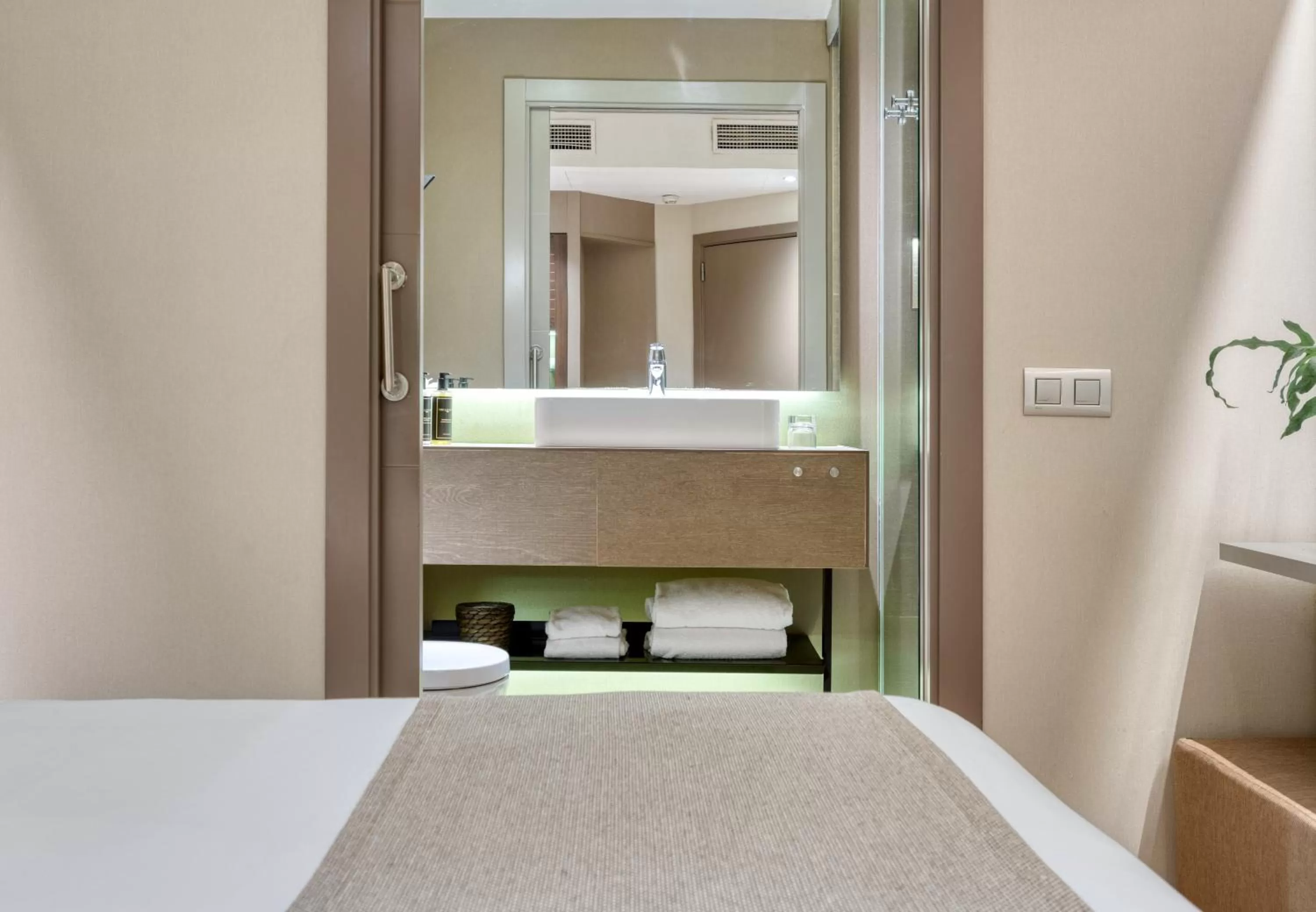 Bathroom, Bed in Hotel America Barcelona