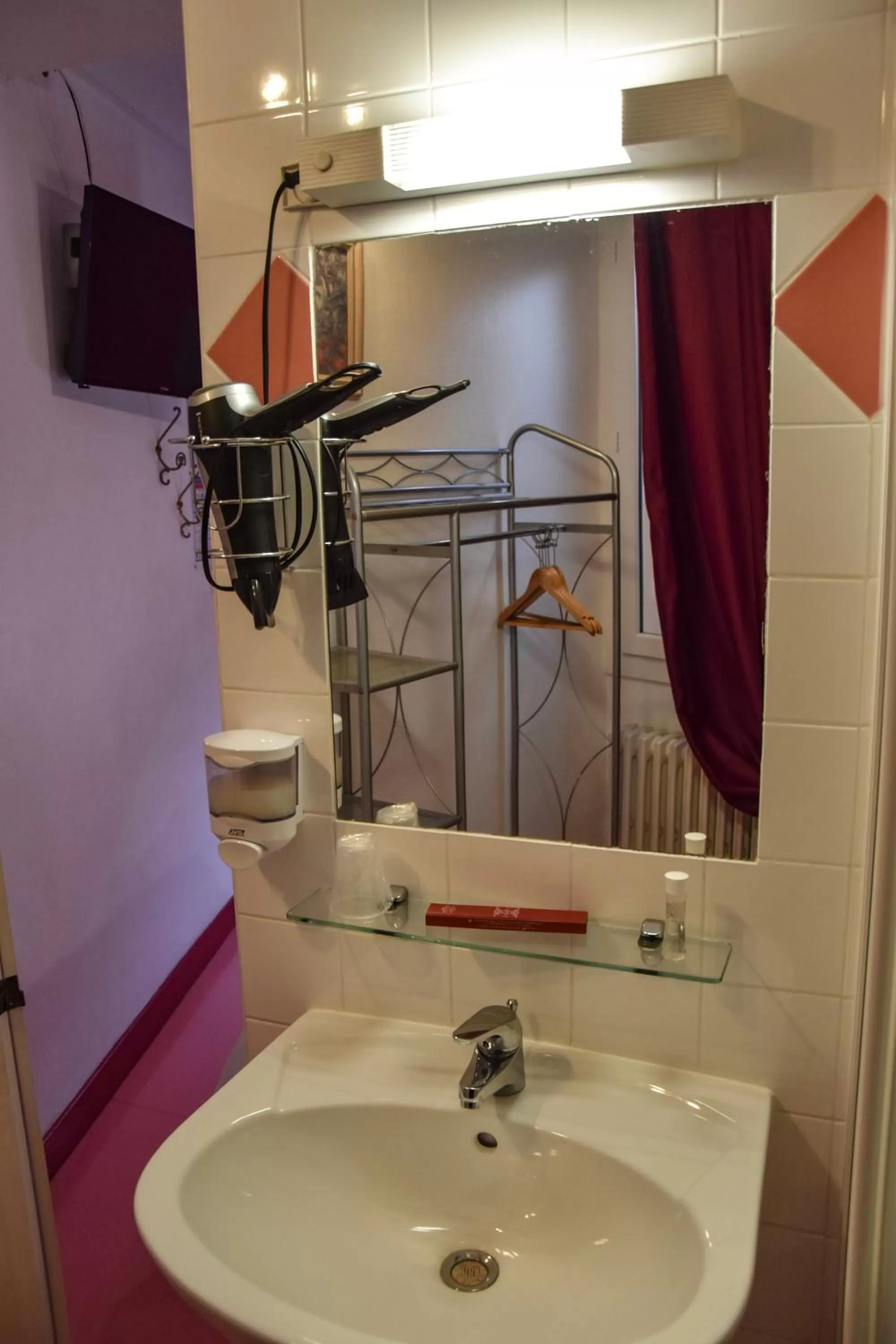 Bathroom in Hotel des Remparts