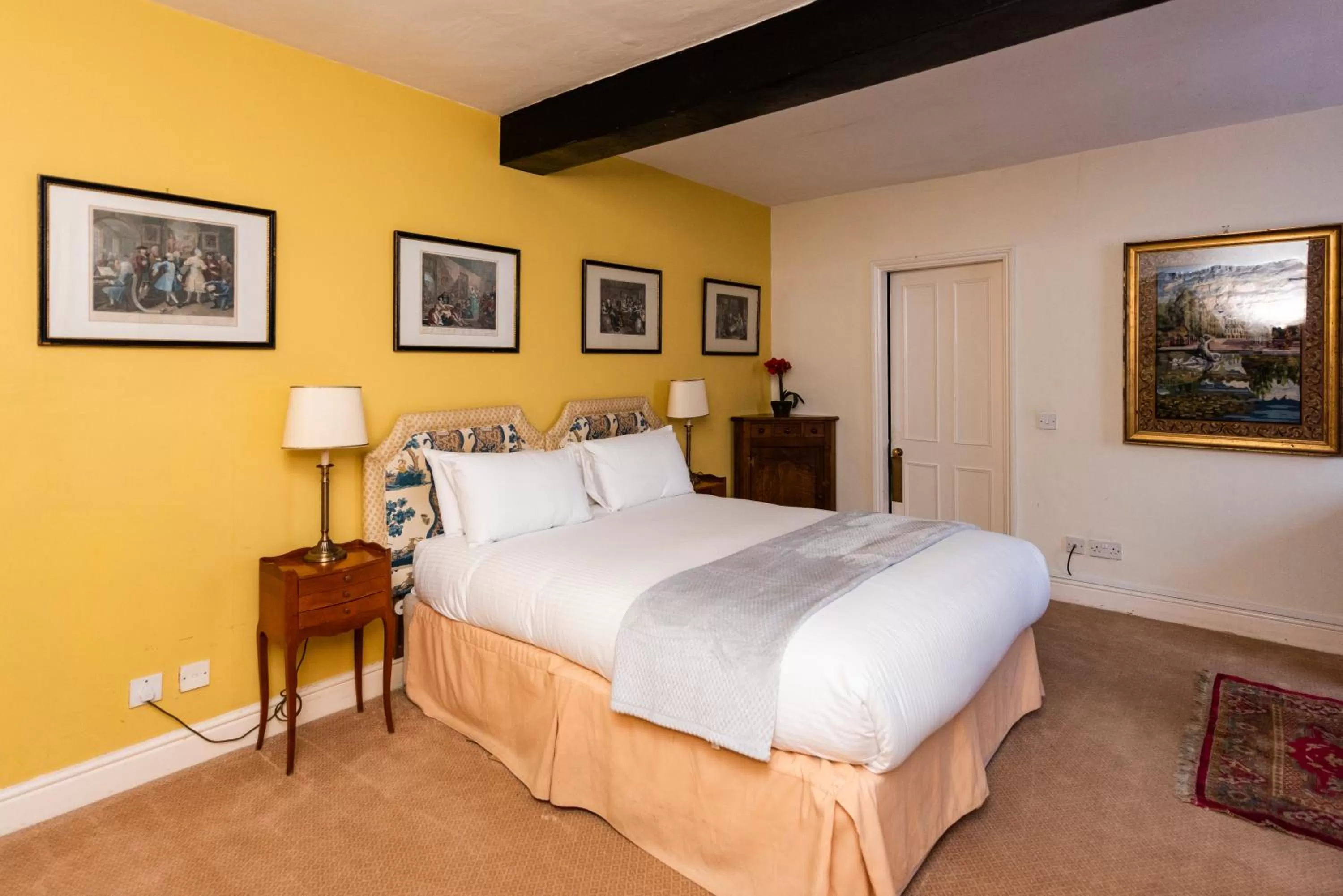 Bed in The Whipper-In Hotel