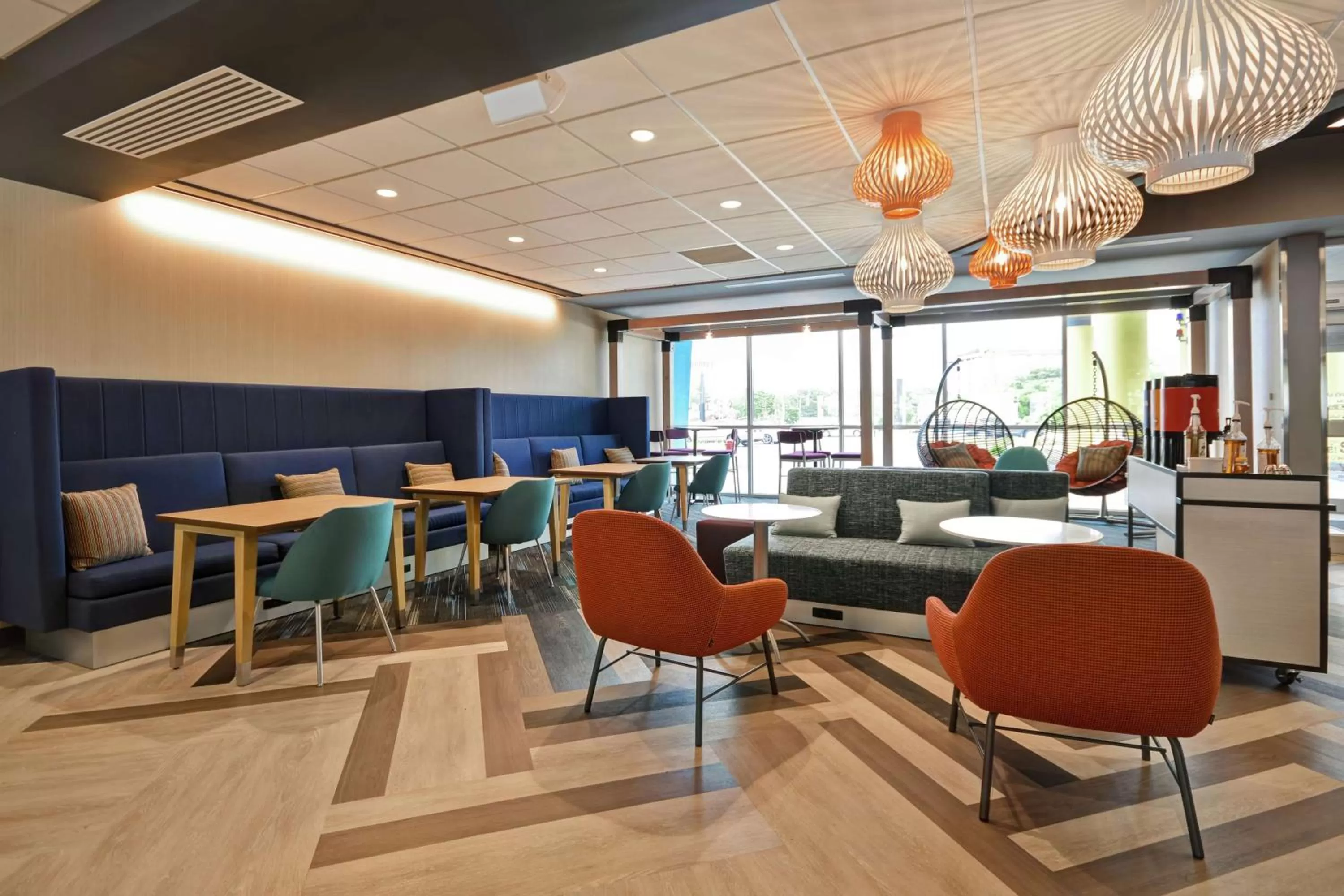 Lobby or reception in Tru By Hilton Chicopee Springfield