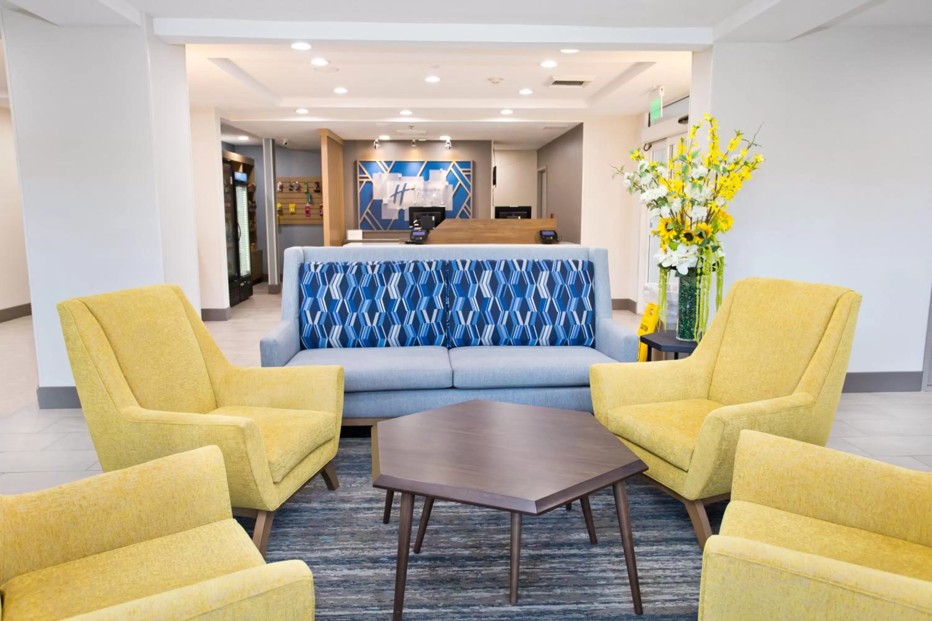 Seating area in Holiday Inn Express & Suites Sacramento NE Cal Expo by IHG