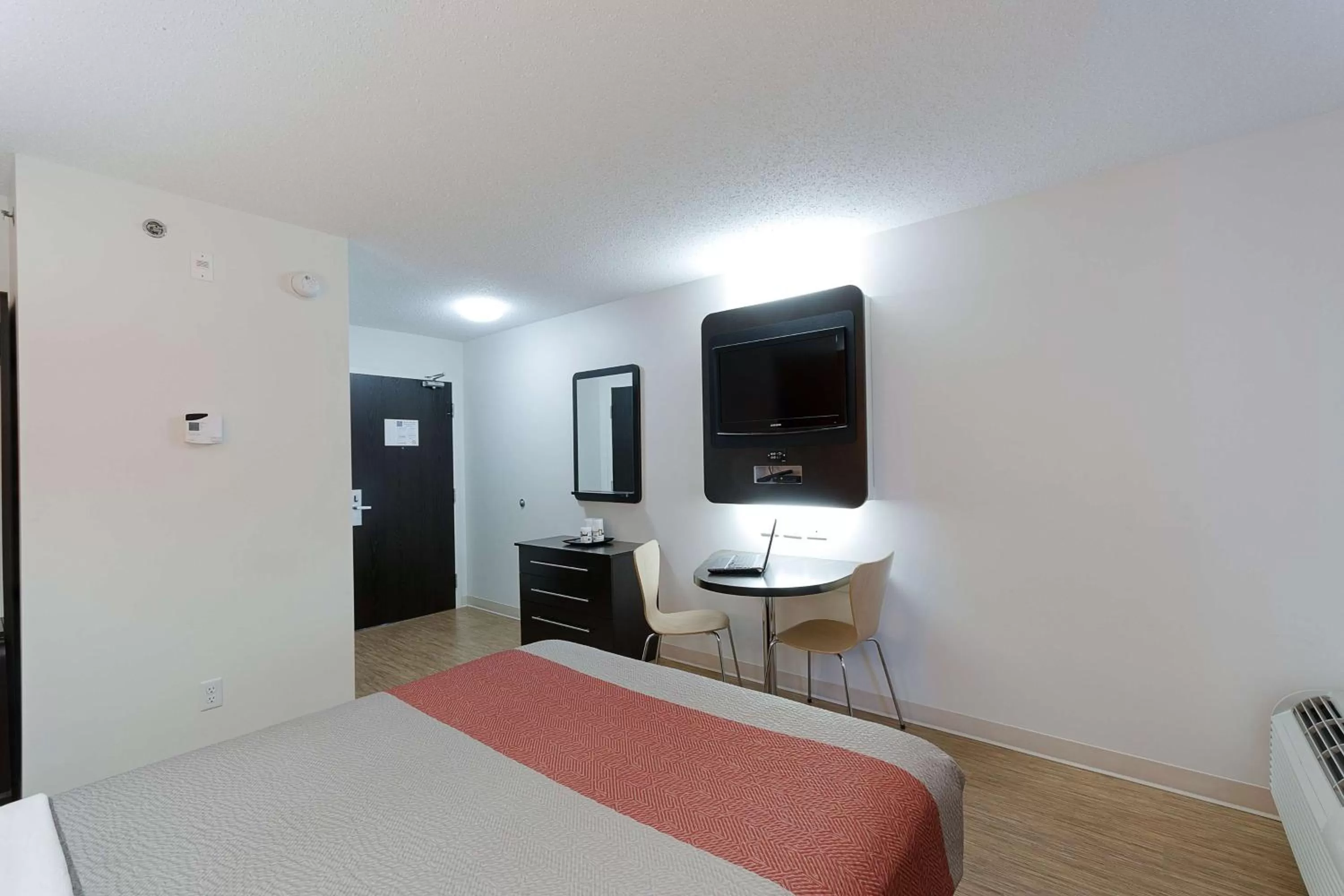 Photo of the whole room, Bed in Motel 6-Brandon, MB