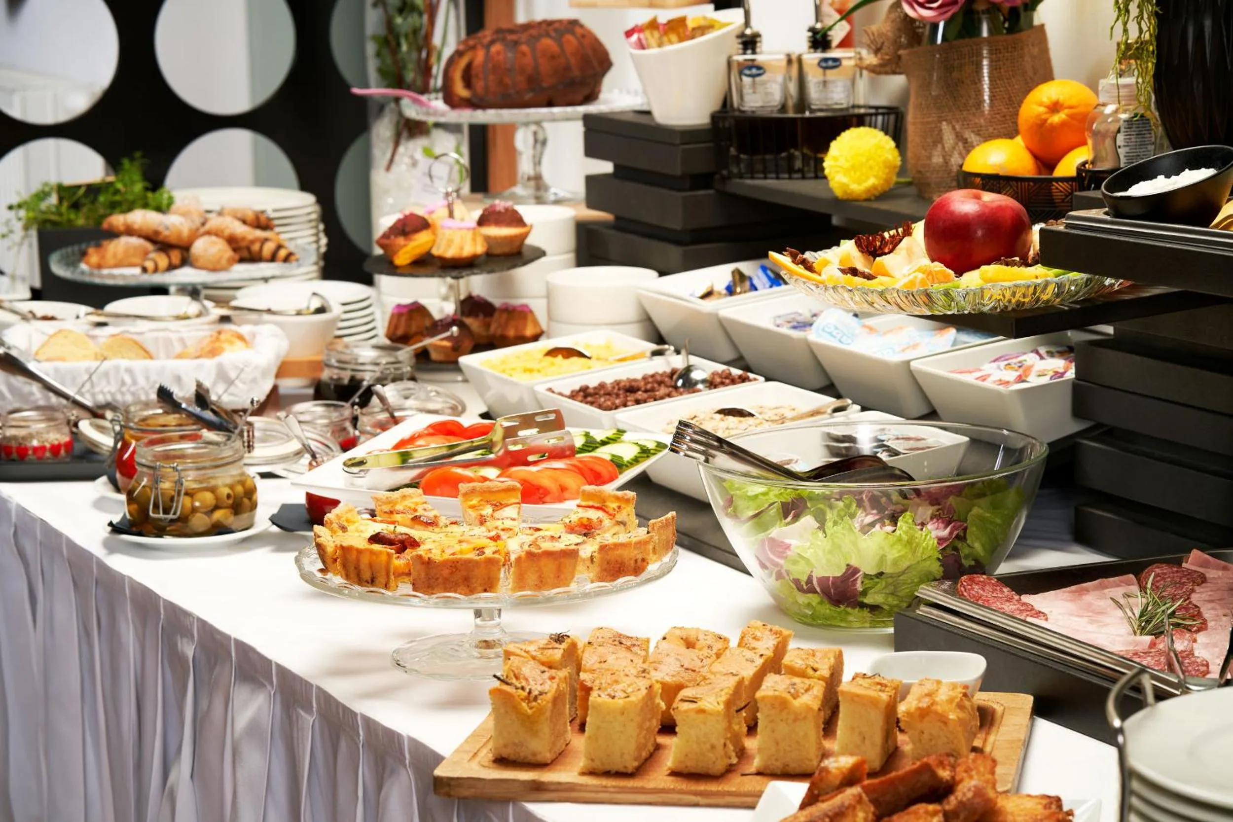 Restaurant/places to eat in Art Hotel Like