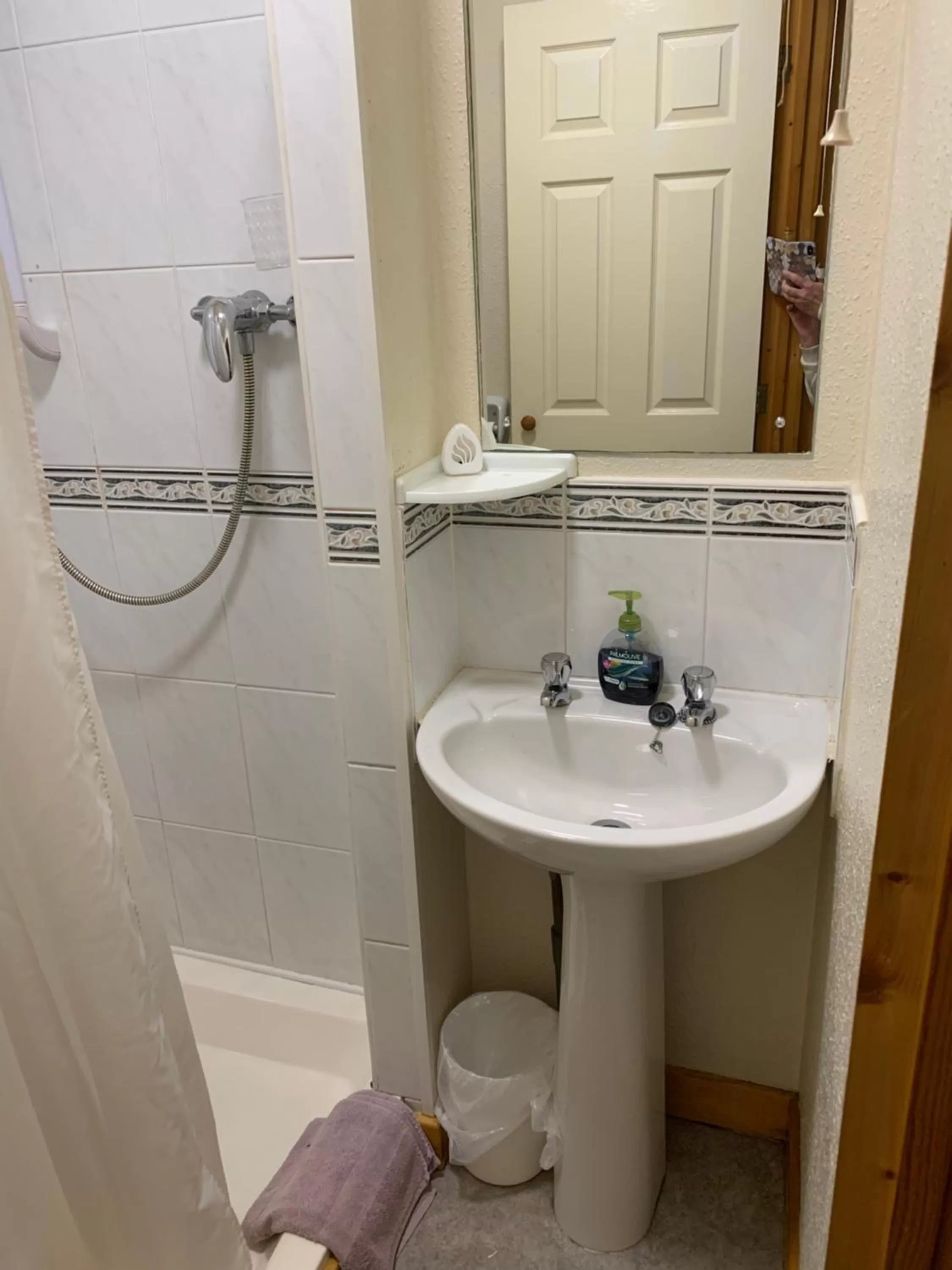 Bathroom in Alondra Hotel