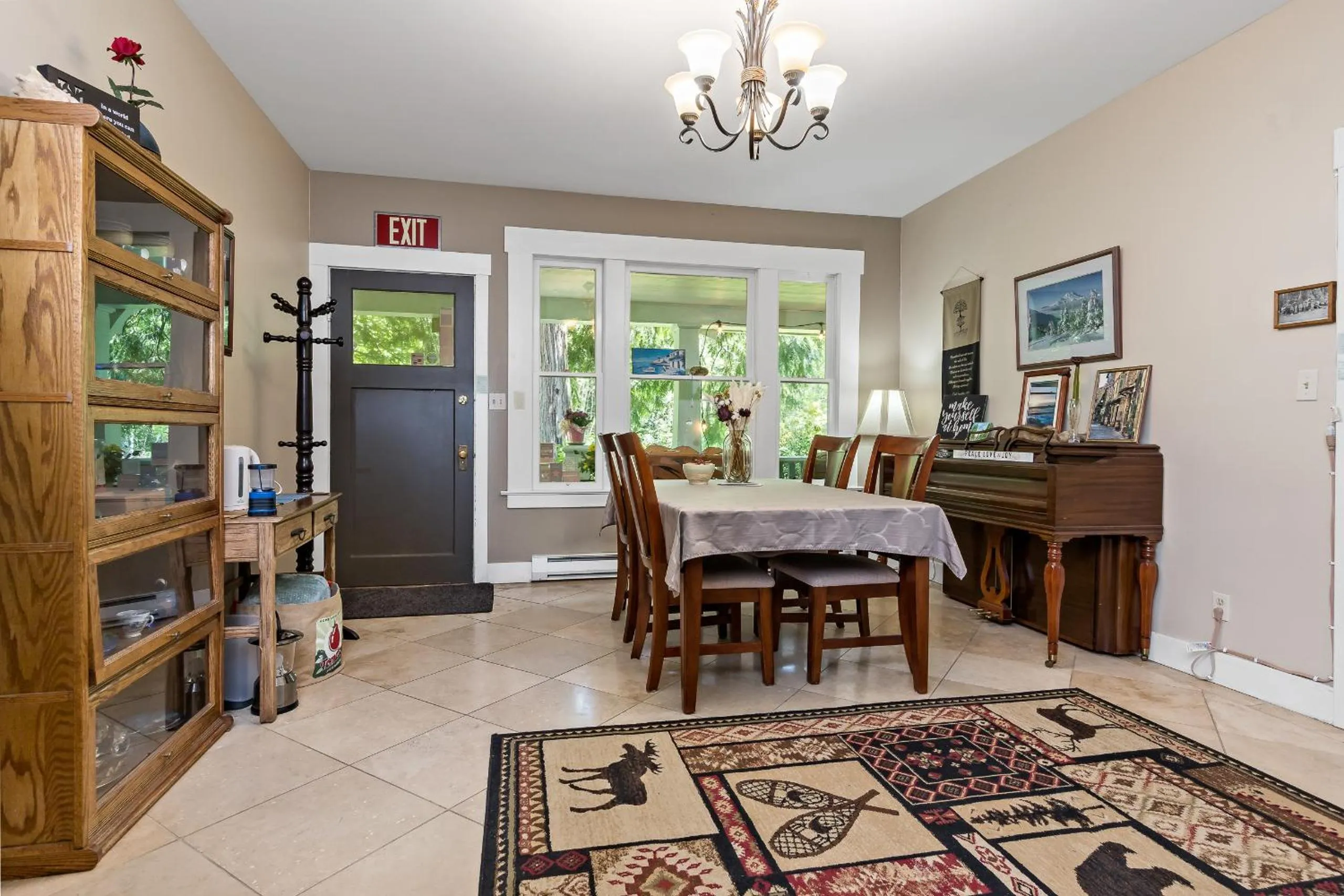 Dining area in Mountain Meadows Inn & Chalet Suites